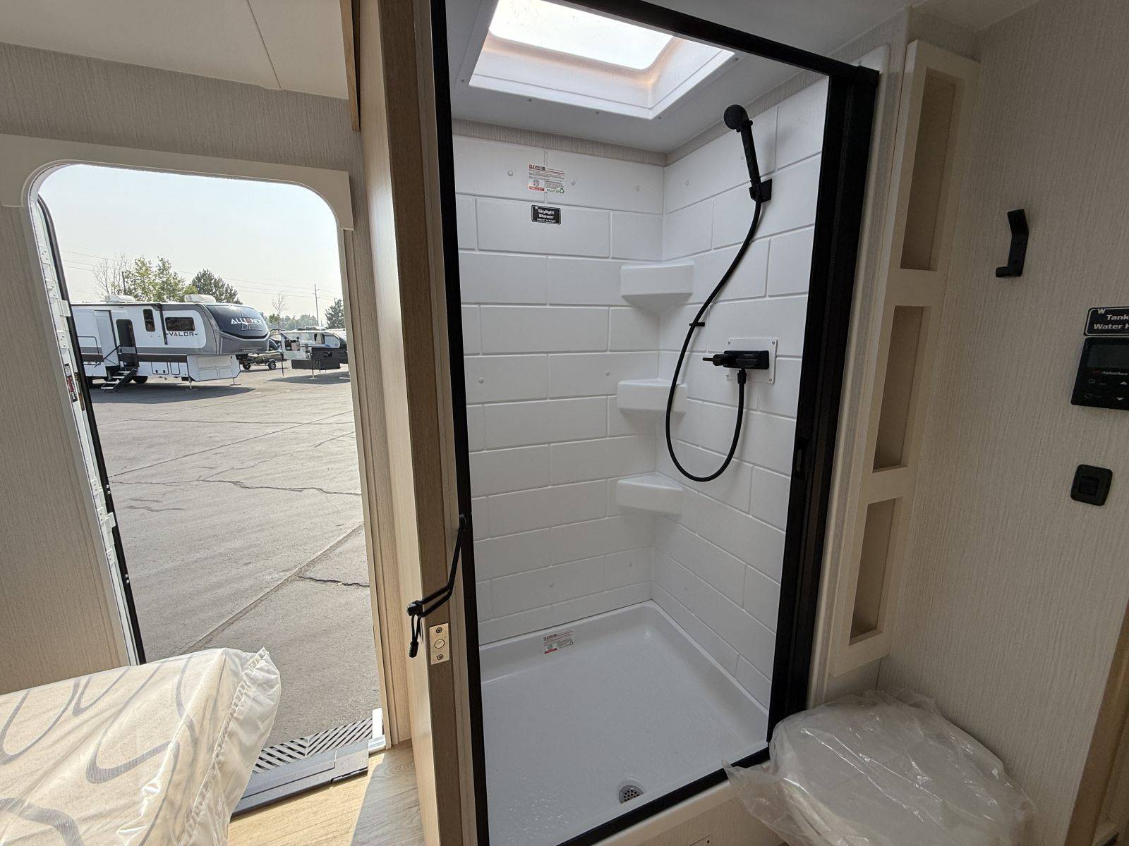 2026 Winnebago 2026 Winnebago Thrive - thumbnail 17