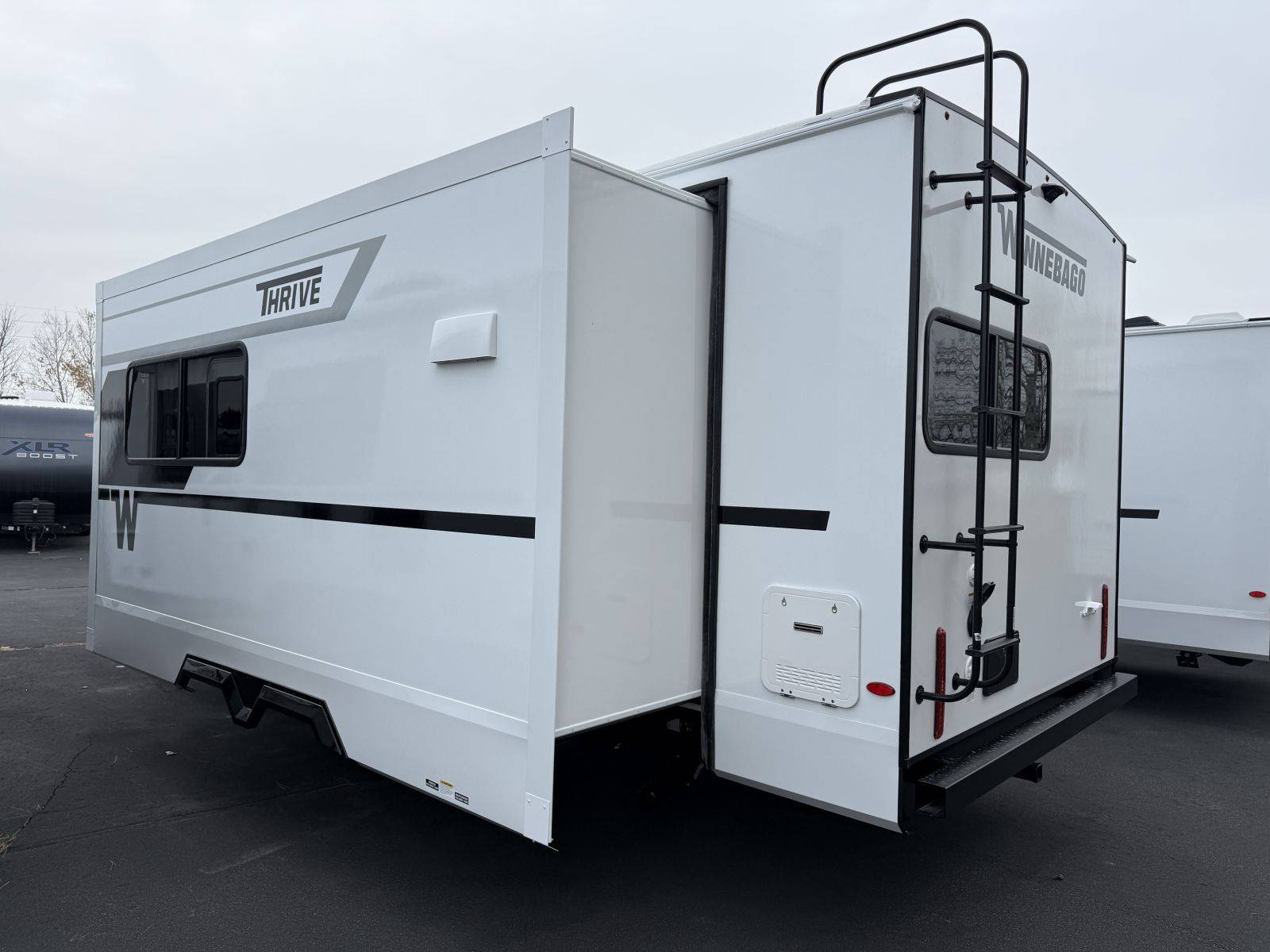 2026 Winnebago 2026 Winnebago Thrive - thumbnail 3