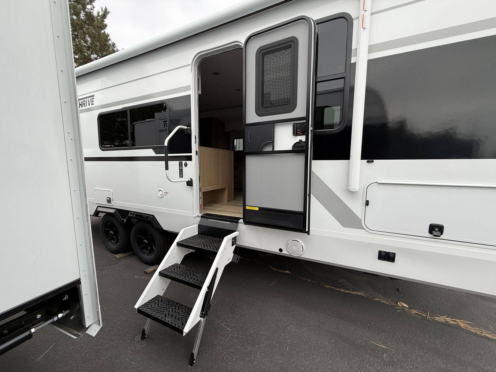 2026 Winnebago 2026 Winnebago Thrive - thumbnail 7