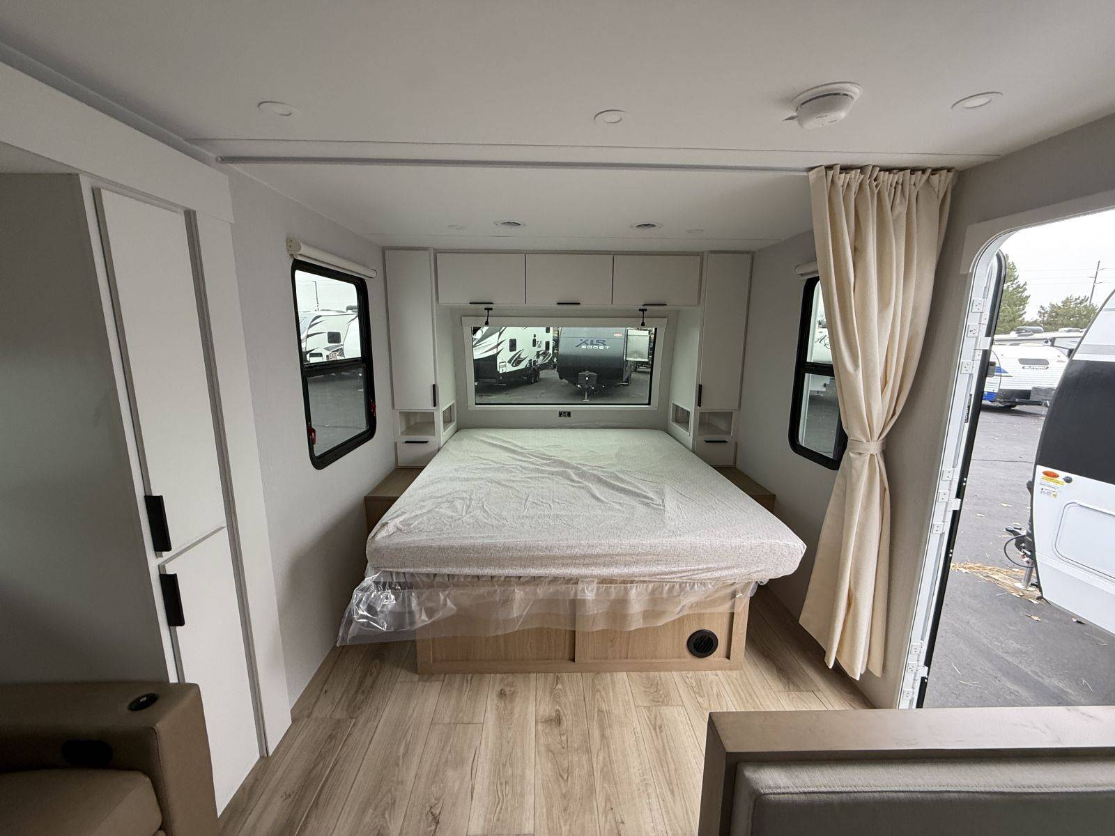 2026 Winnebago 2026 Winnebago Thrive - thumbnail 10