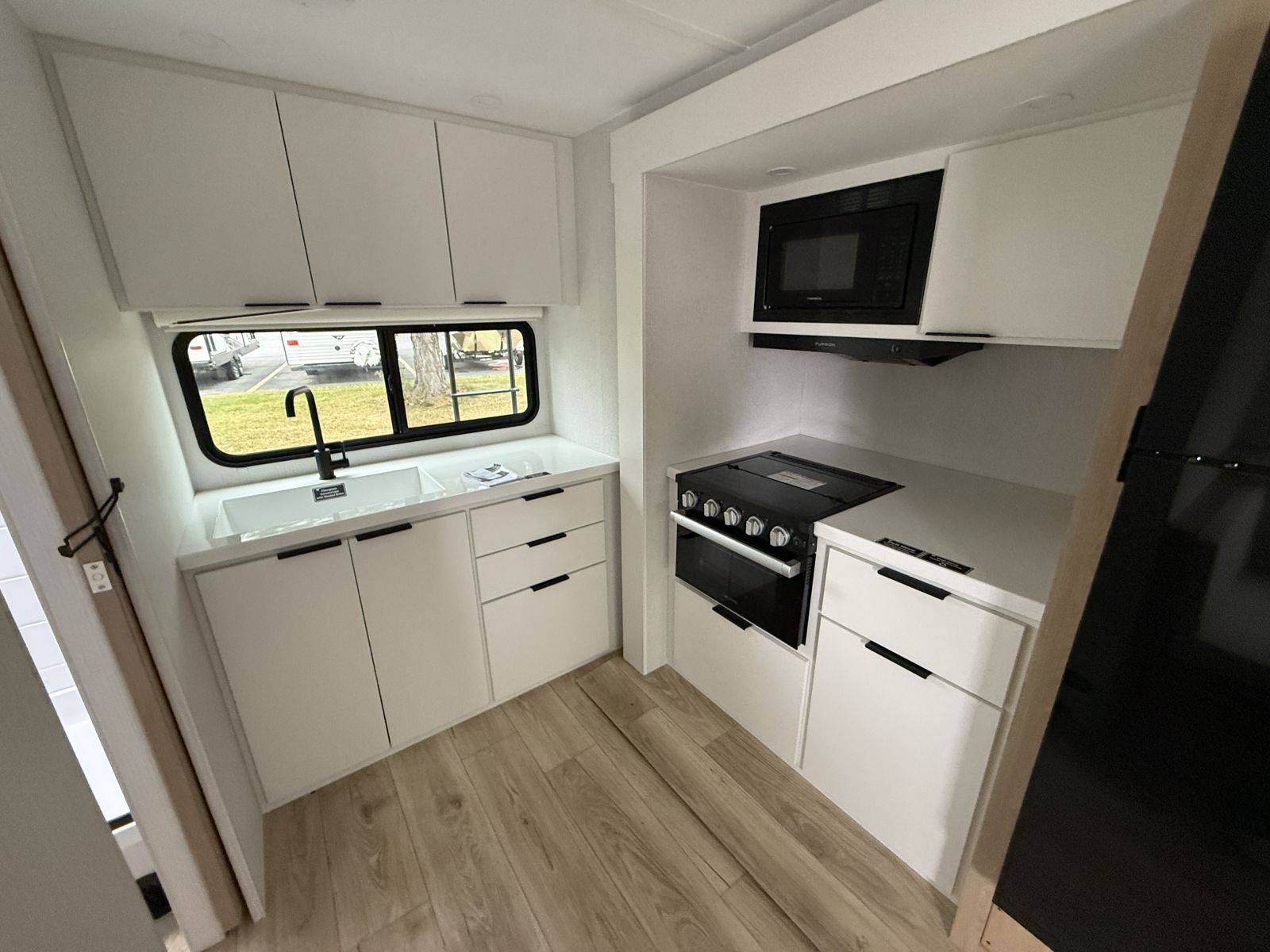 2026 Winnebago 2026 Winnebago Thrive - thumbnail 12