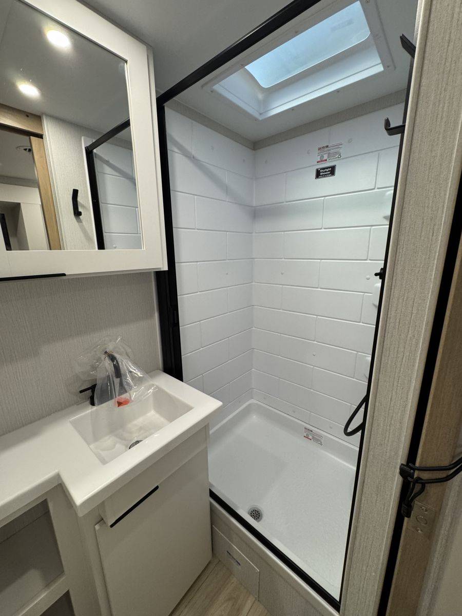 2026 Winnebago 2026 Winnebago Thrive - thumbnail 11