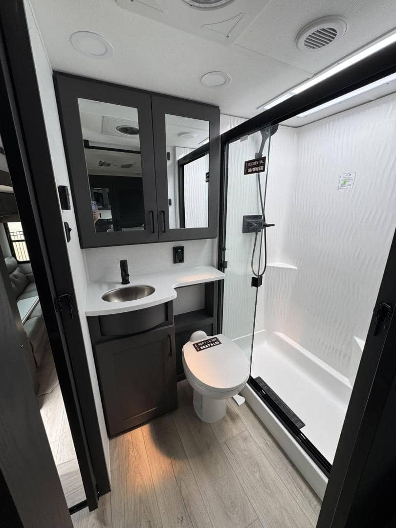 2025 Alliance RV 2025 Alliance RV Valor - thumbnail 18