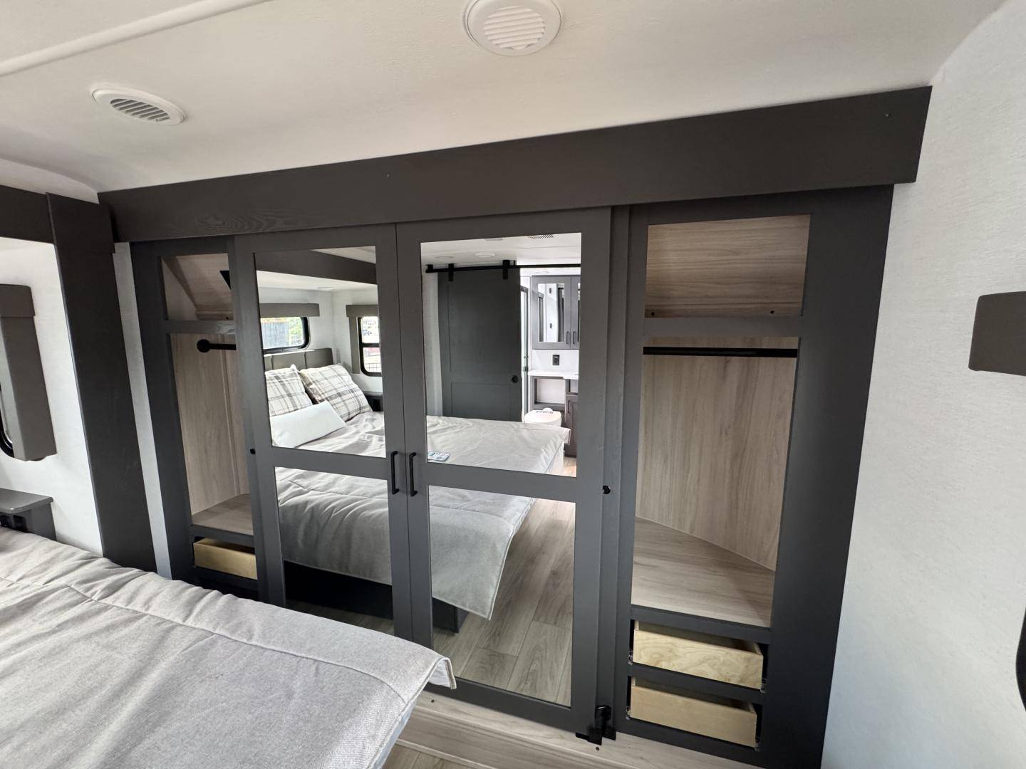 2025 Alliance RV 2025 Alliance RV Valor - thumbnail 22