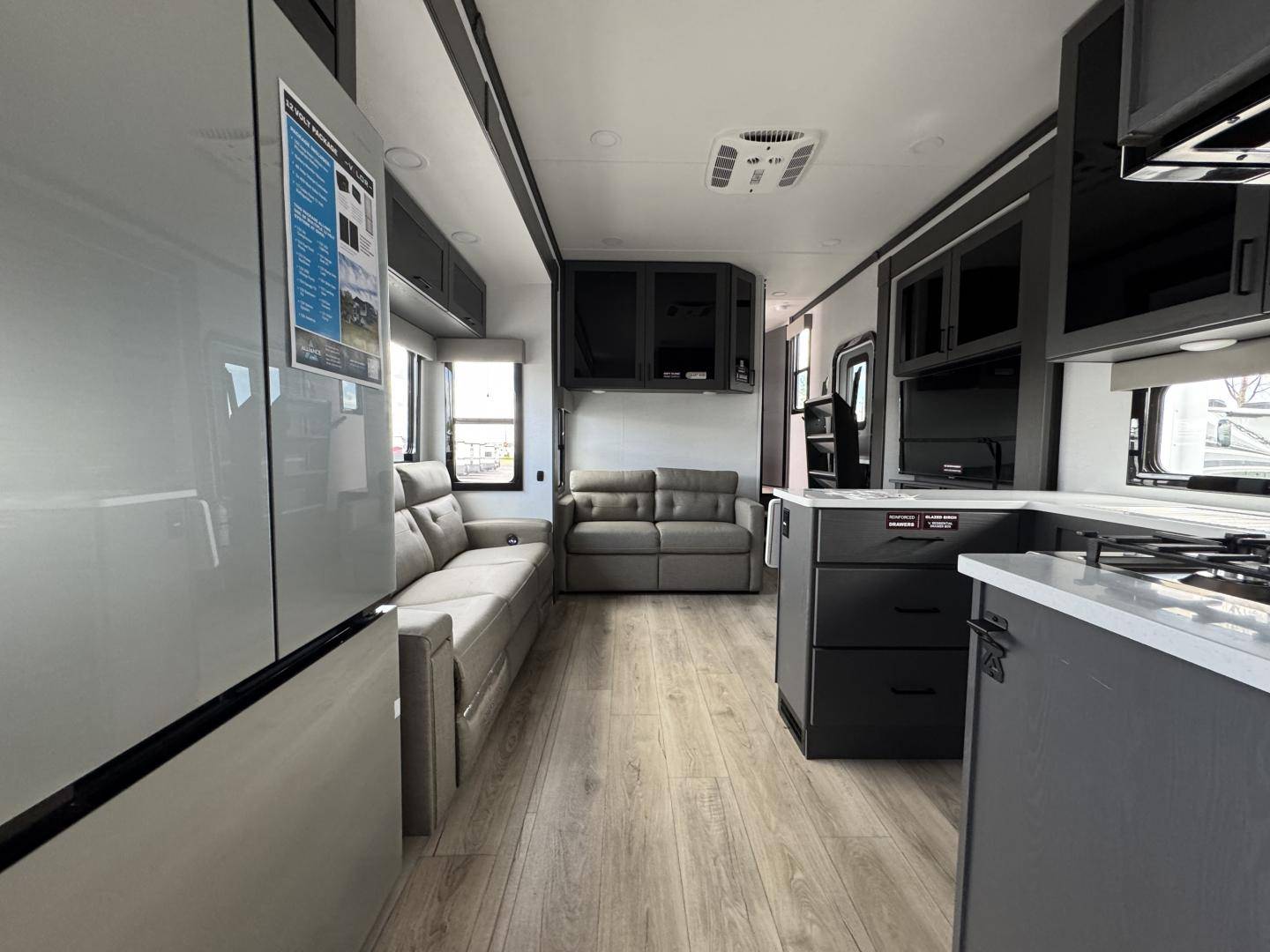 2025 Alliance RV 2025 Alliance RV Valor - thumbnail 16