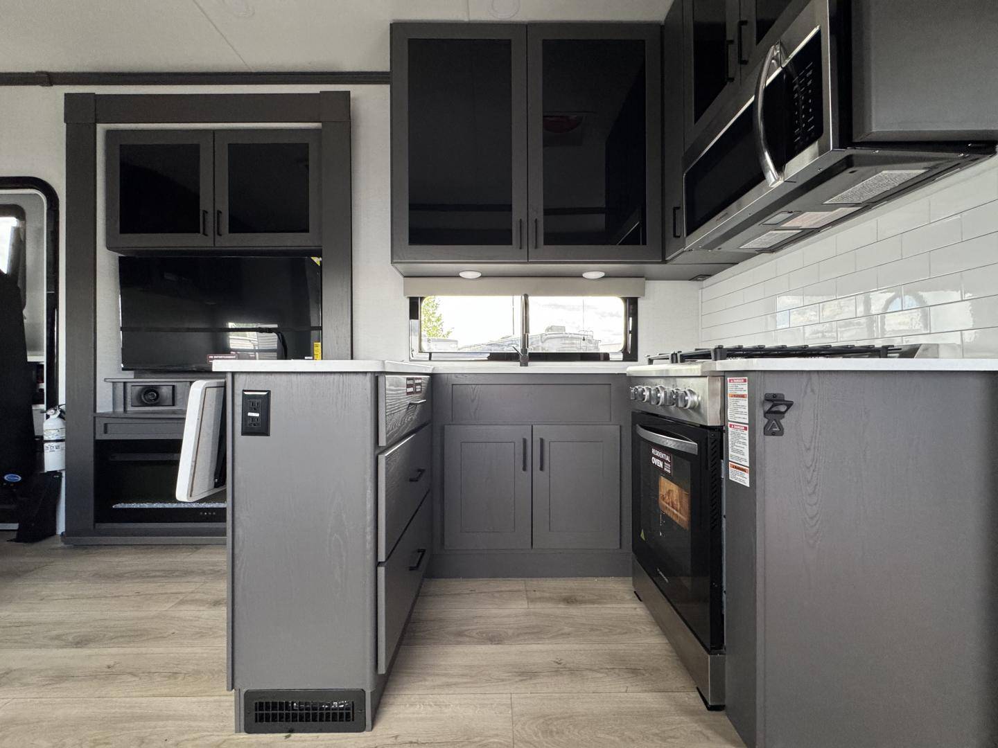 2025 Alliance RV 2025 Alliance RV Valor - thumbnail 17