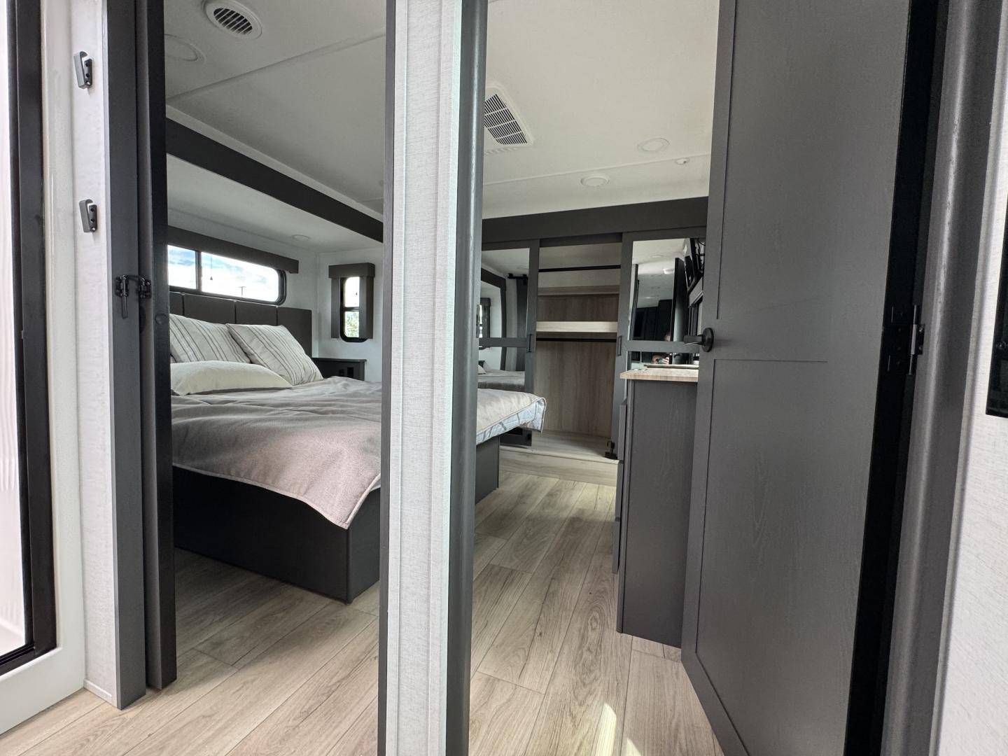 2025 Alliance RV 2025 Alliance RV Valor - thumbnail 23