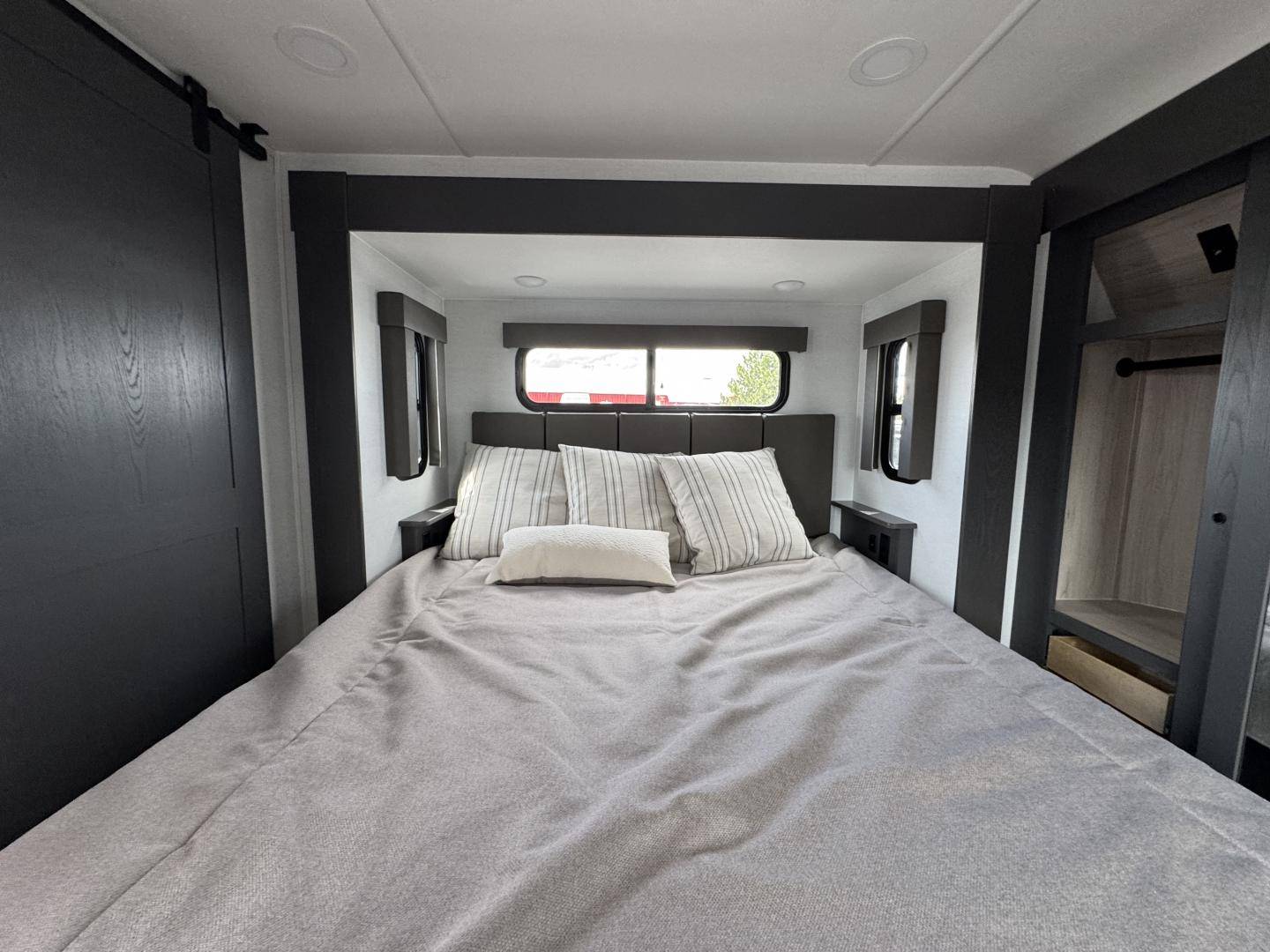 2025 Alliance RV 2025 Alliance RV Valor - thumbnail 24