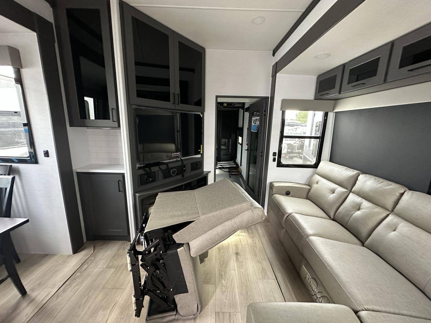 2025 Alliance RV 2025 Alliance RV Valor - thumbnail 23