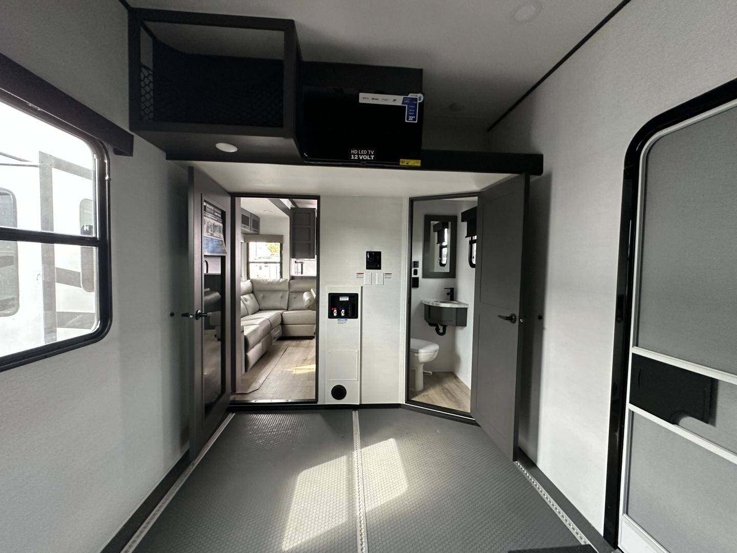 2025 Alliance RV 2025 Alliance RV Valor - thumbnail 25