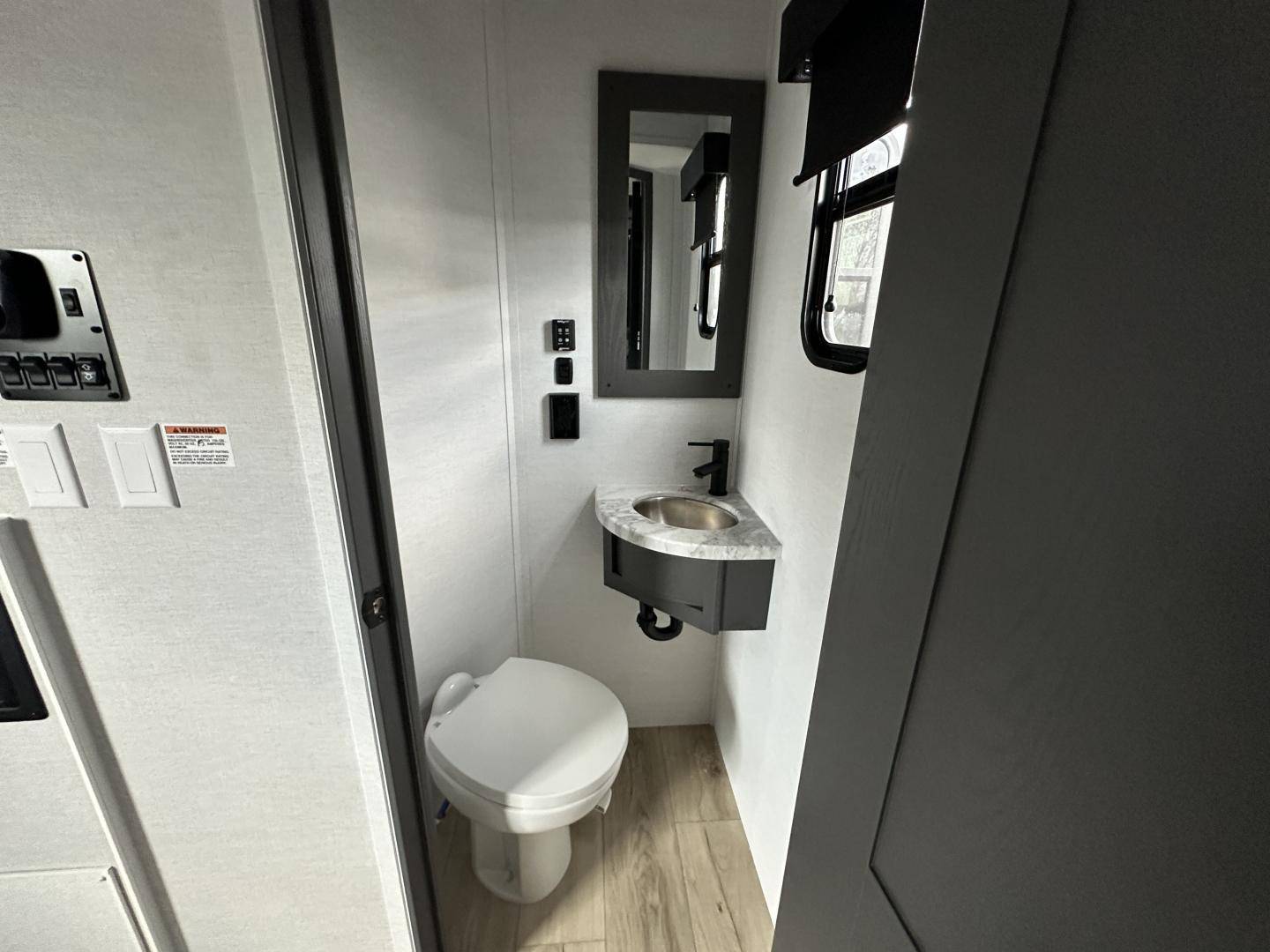 2025 Alliance RV 2025 Alliance RV Valor - thumbnail 26