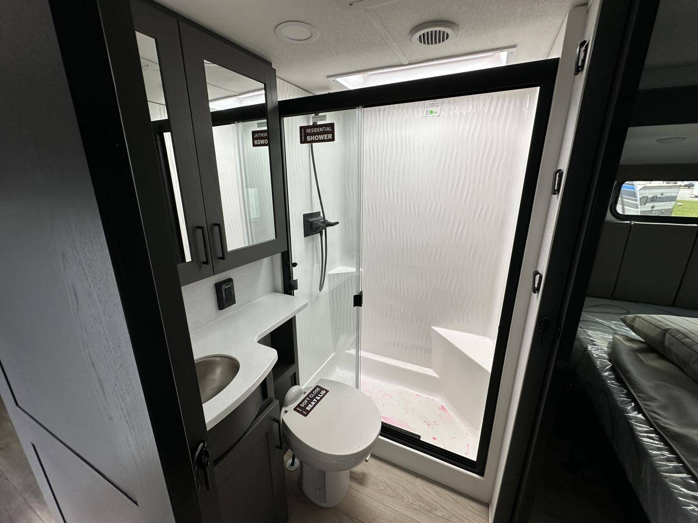 2025 Alliance RV 2025 Alliance RV Valor - thumbnail 28