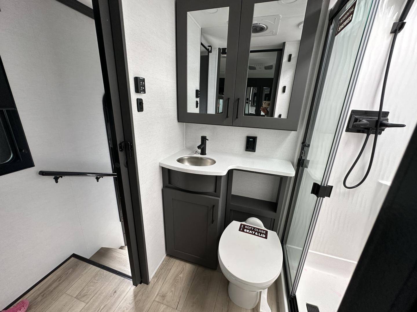 2025 Alliance RV 2025 Alliance RV Valor - thumbnail 29