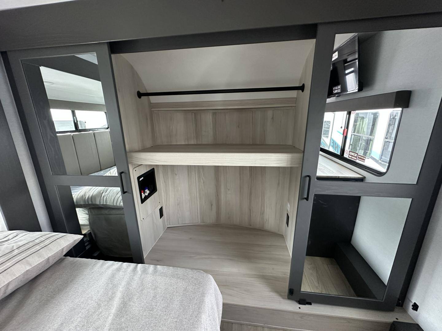 2025 Alliance RV 2025 Alliance RV Valor - thumbnail 32