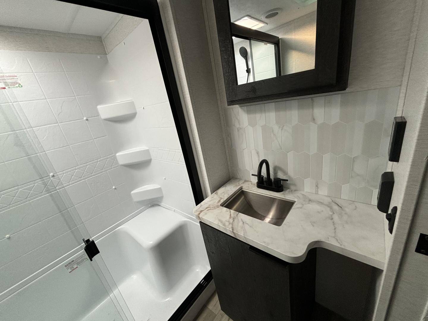 2025 Keystone RV 2025 Keystone RV Cruiser - thumbnail 34