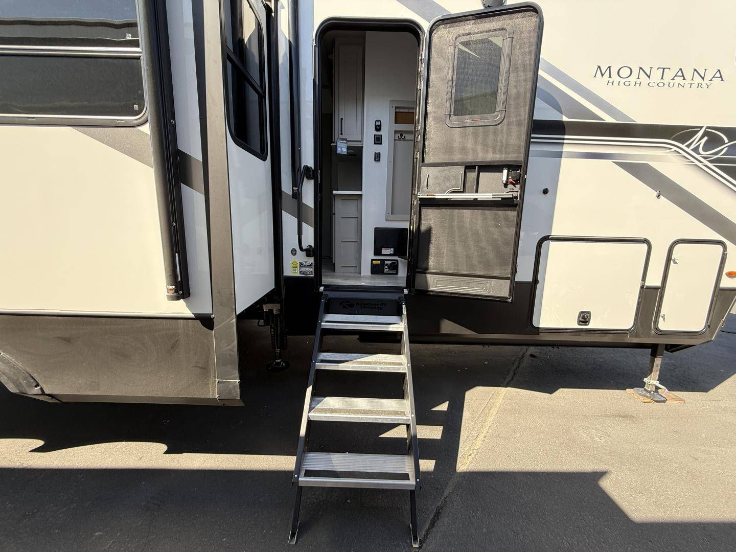 2025 Keystone RV 2025 Keystone RV Montana High Country - thumbnail 17