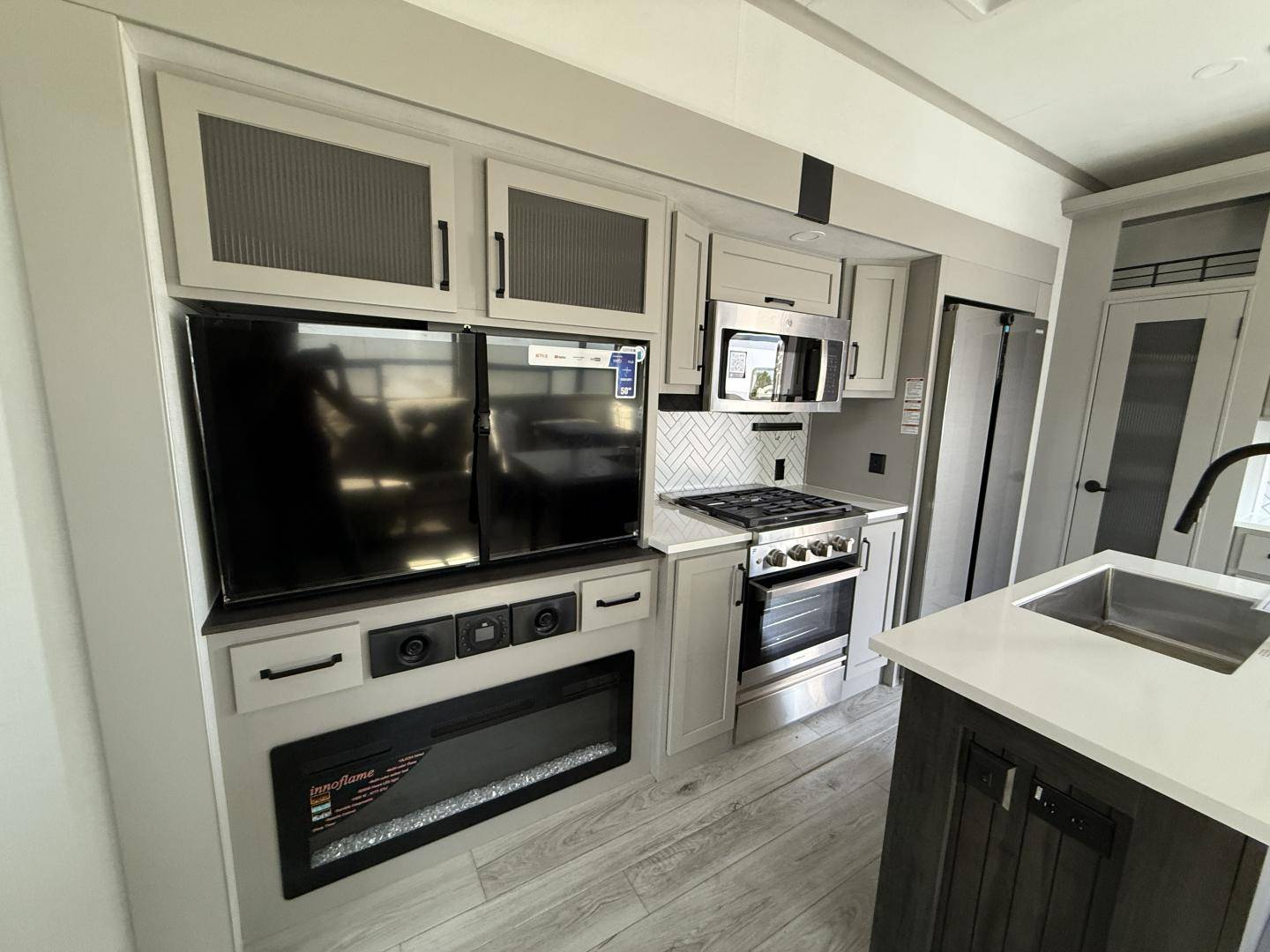 2025 Keystone RV 2025 Keystone RV Montana High Country - thumbnail 22