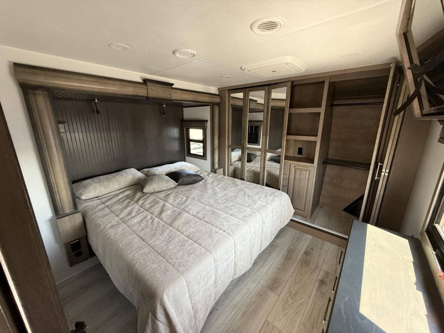 2026 Keystone RV 2026 Keystone RV Montana - thumbnail 24