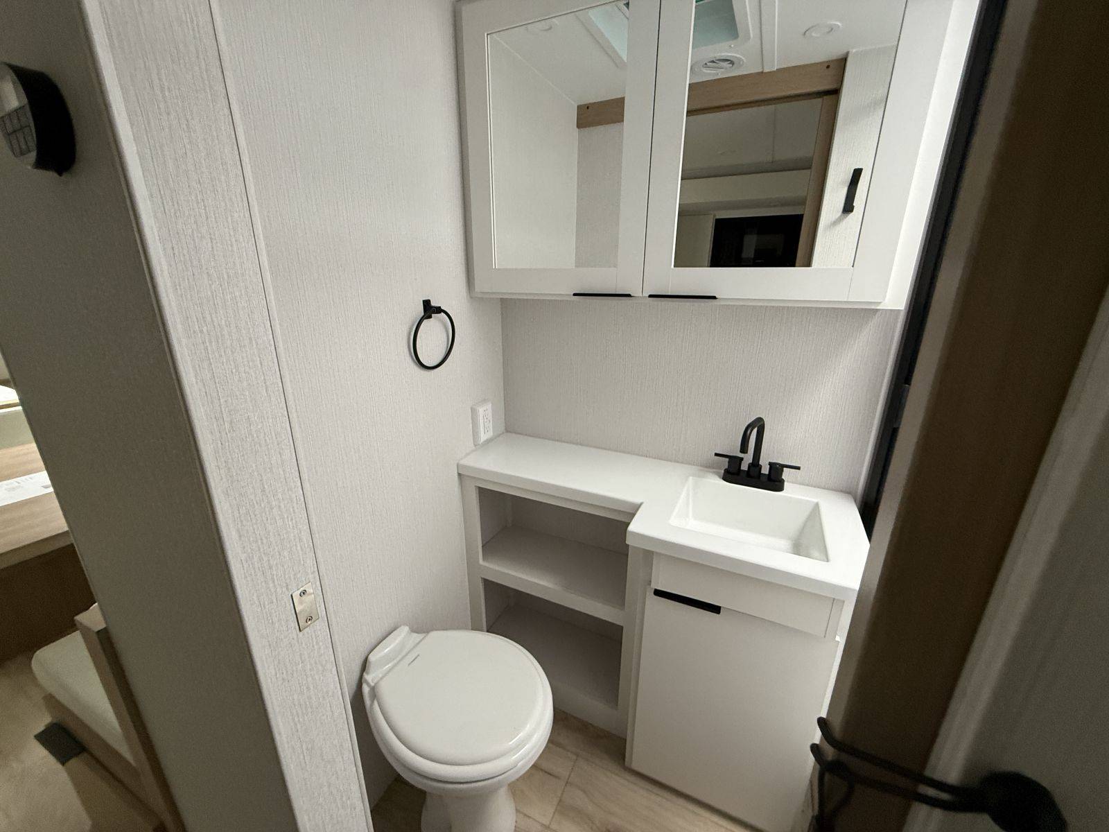 2026 Winnebago 2026 Winnebago Thrive - thumbnail 18