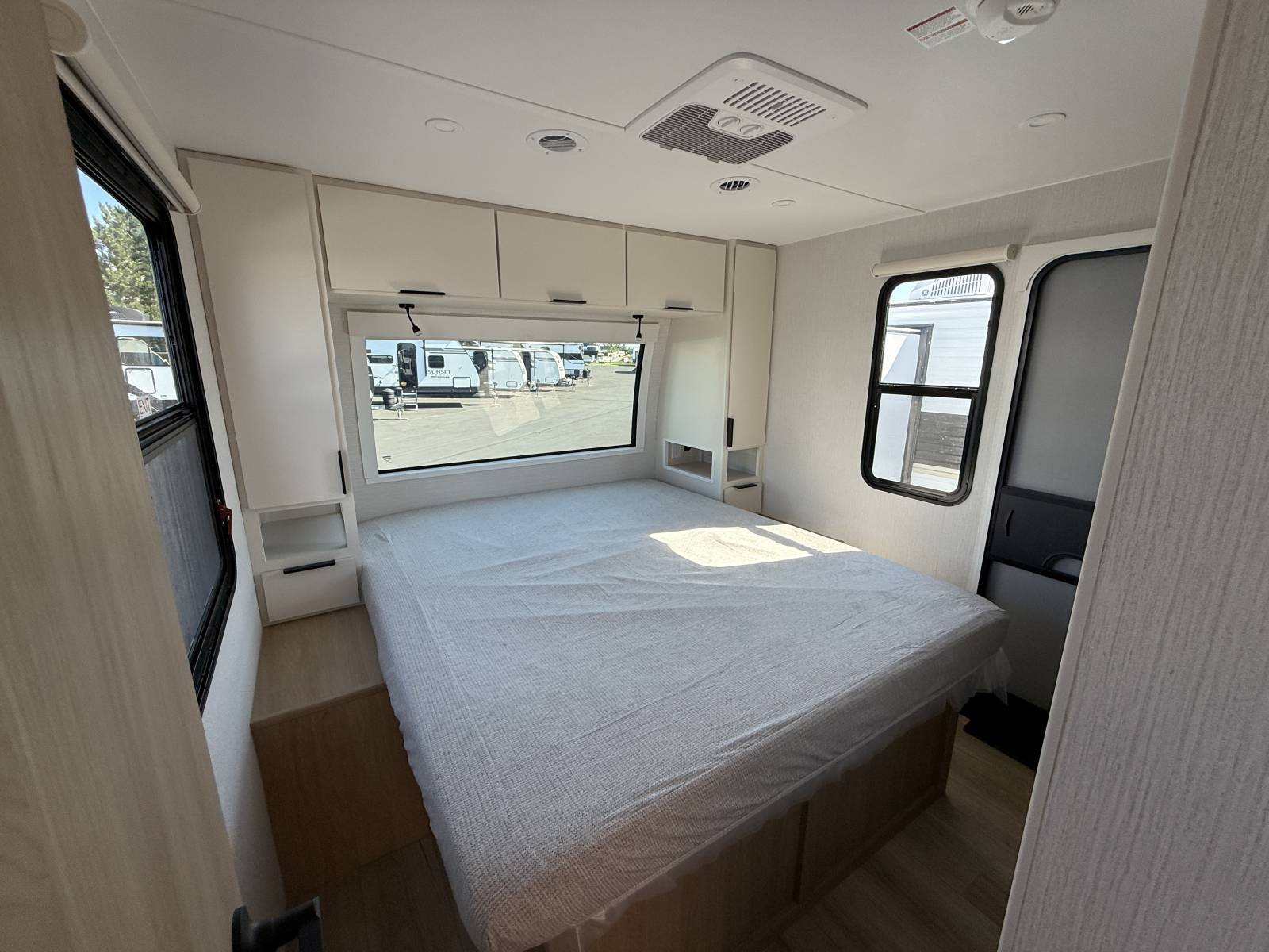 2026 Winnebago 2026 Winnebago Thrive - thumbnail 21