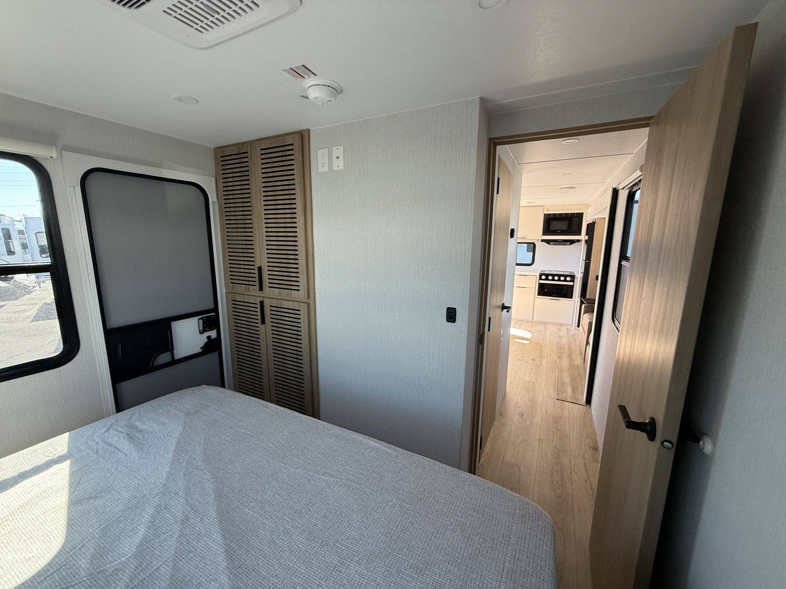 2026 Winnebago 2026 Winnebago Thrive - thumbnail 22