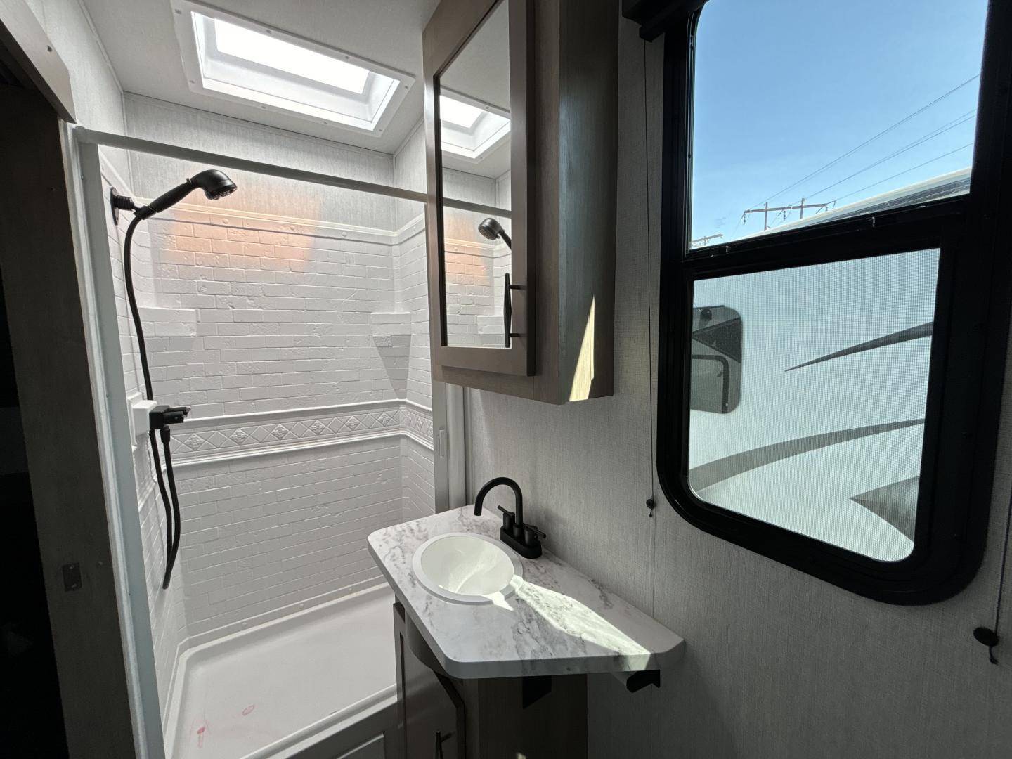 2024 Grand Design 2024 Grand Design Momentum - thumbnail 29