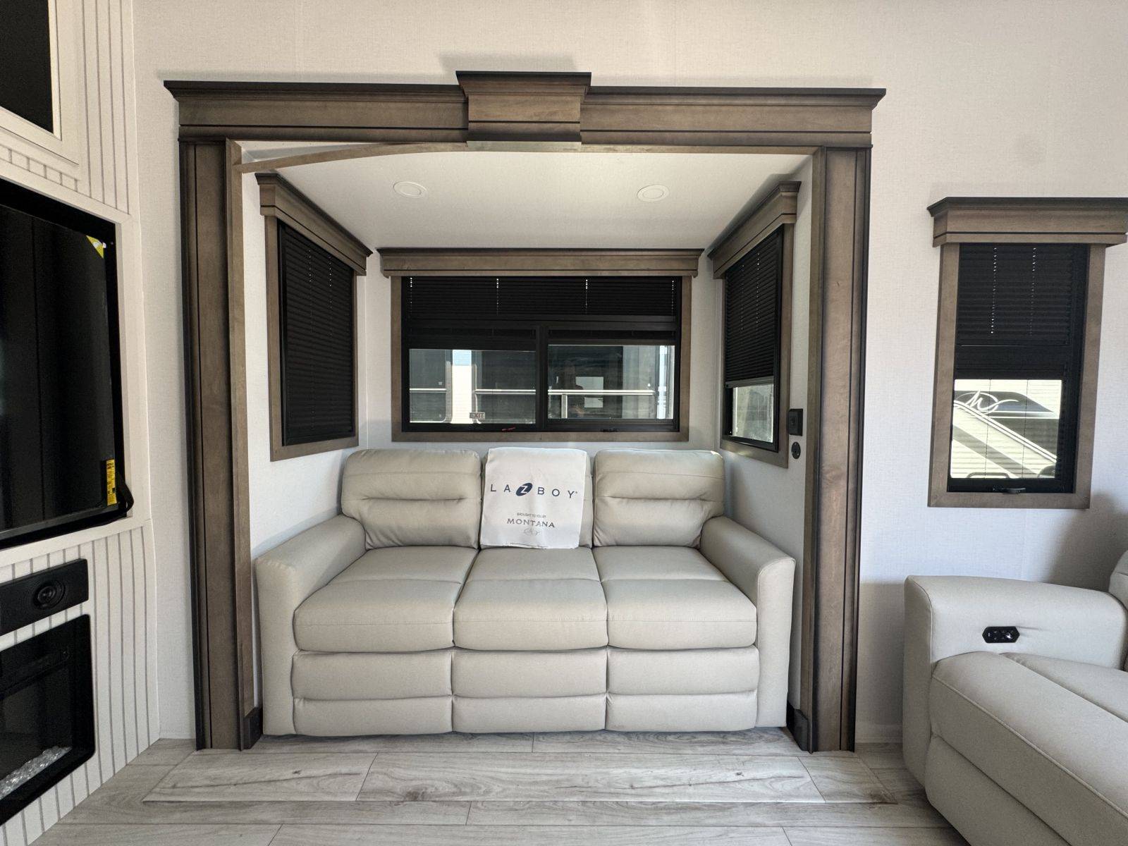 2026 Keystone RV 2026 Keystone RV Montana - thumbnail 25