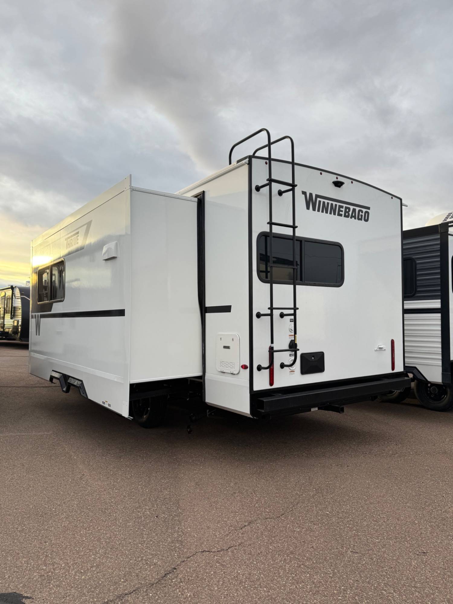 2026 Winnebago 2026 Winnebago Thrive - thumbnail 3