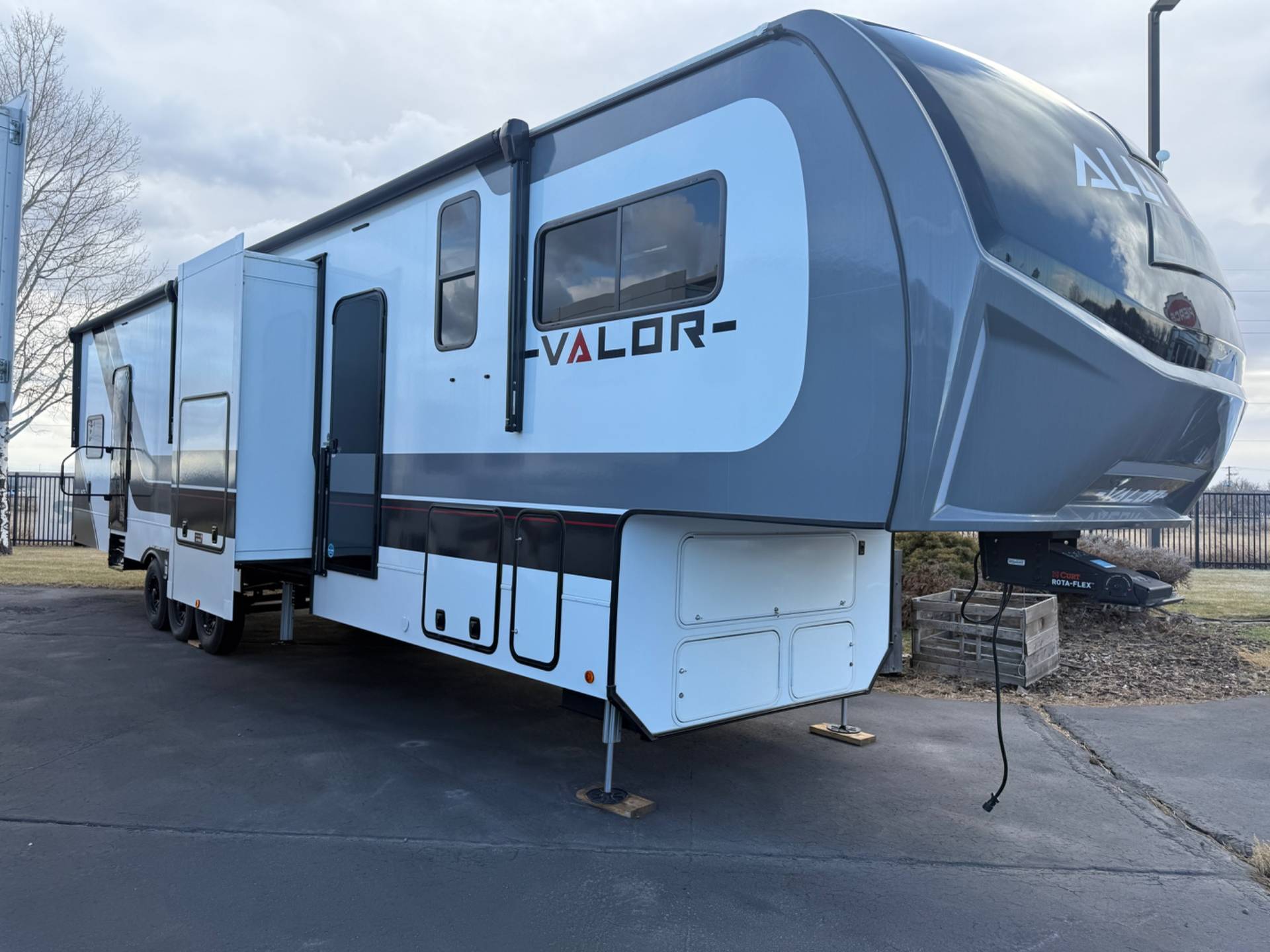 2025 Alliance RV 2025 Alliance RV Valor - thumbnail 1