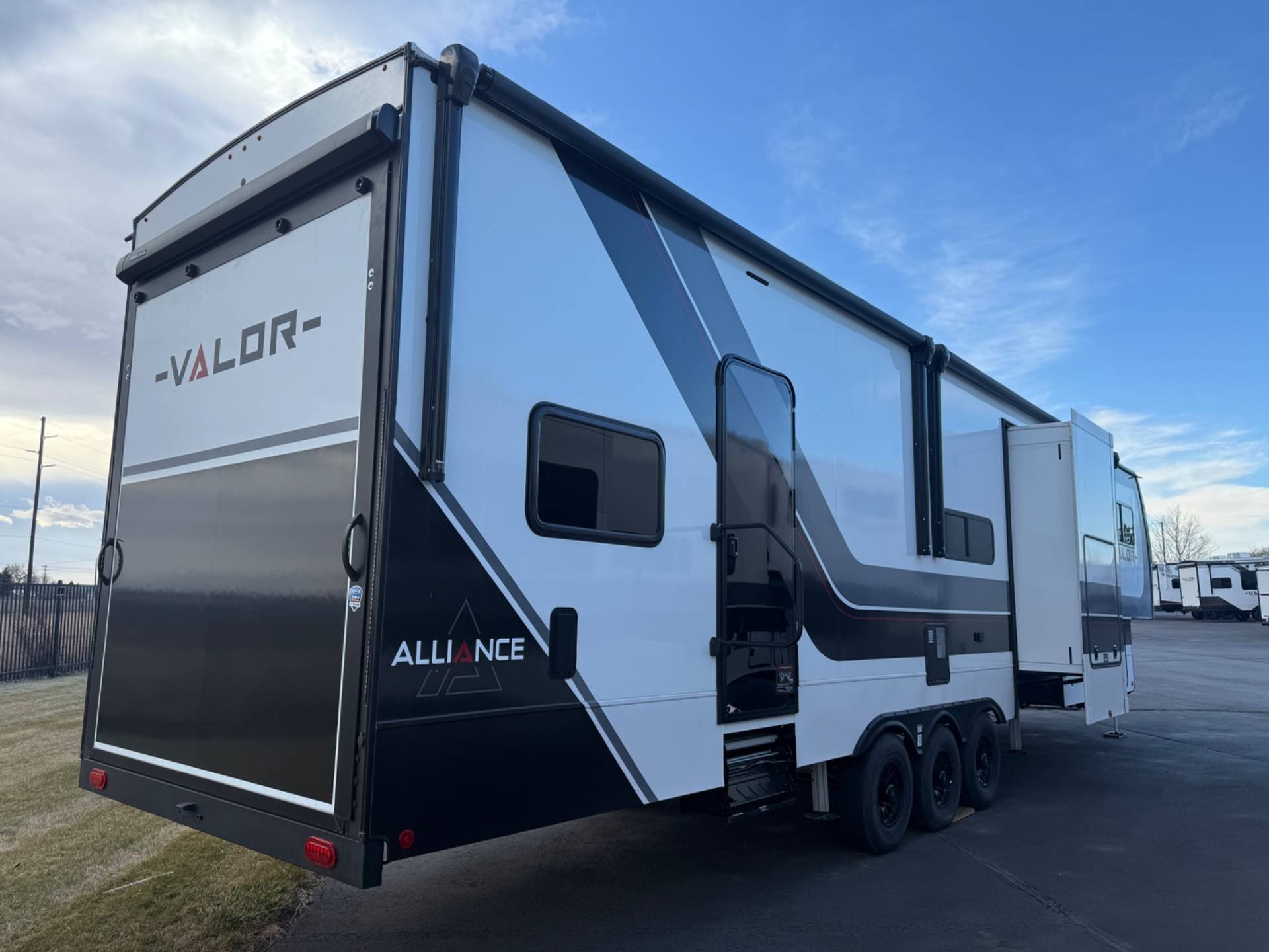 2025 Alliance RV 2025 Alliance RV Valor - thumbnail 5