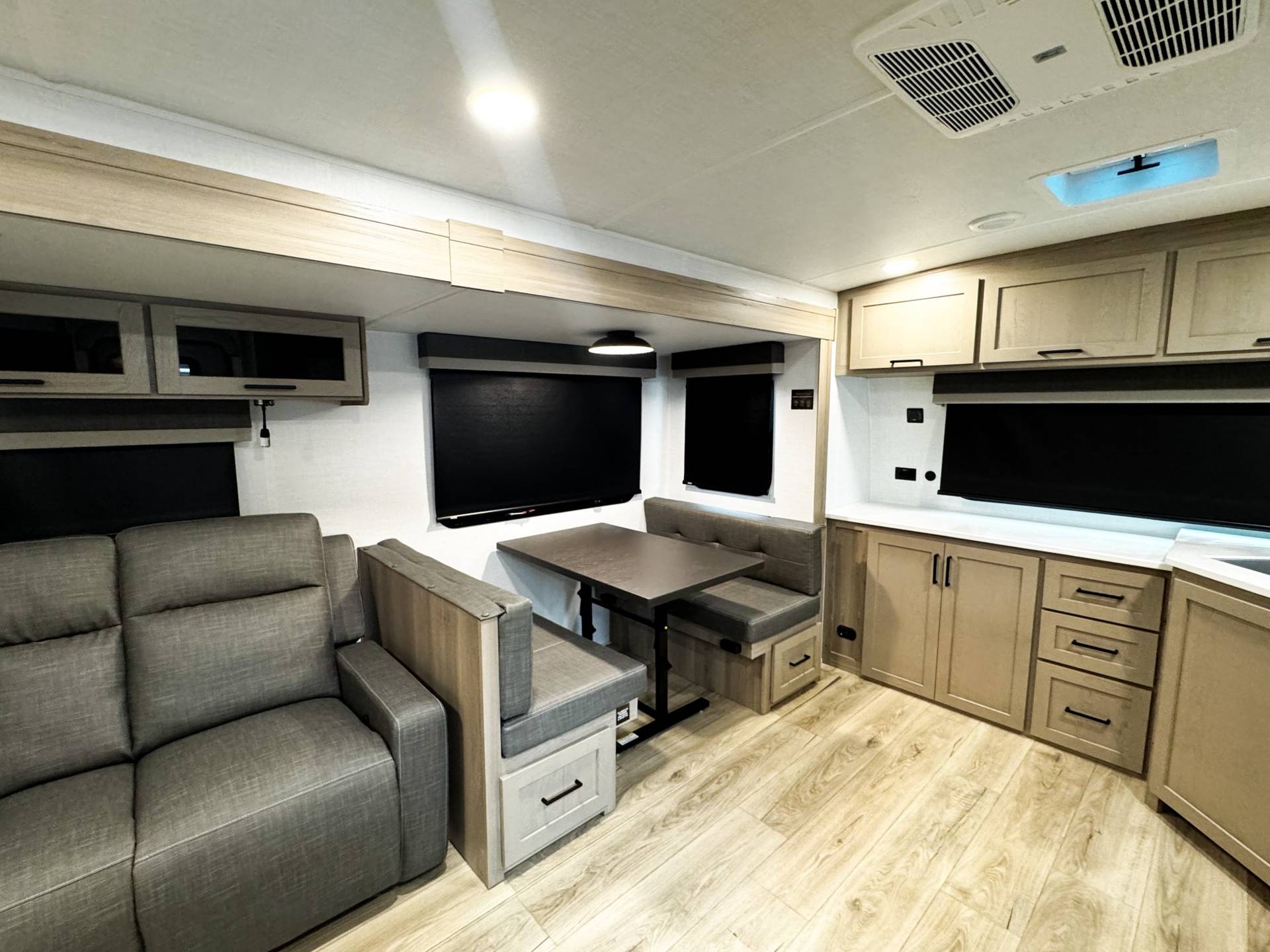 2026 Forest River 2026 Forest River Rockwood Ultra Lite - thumbnail 4