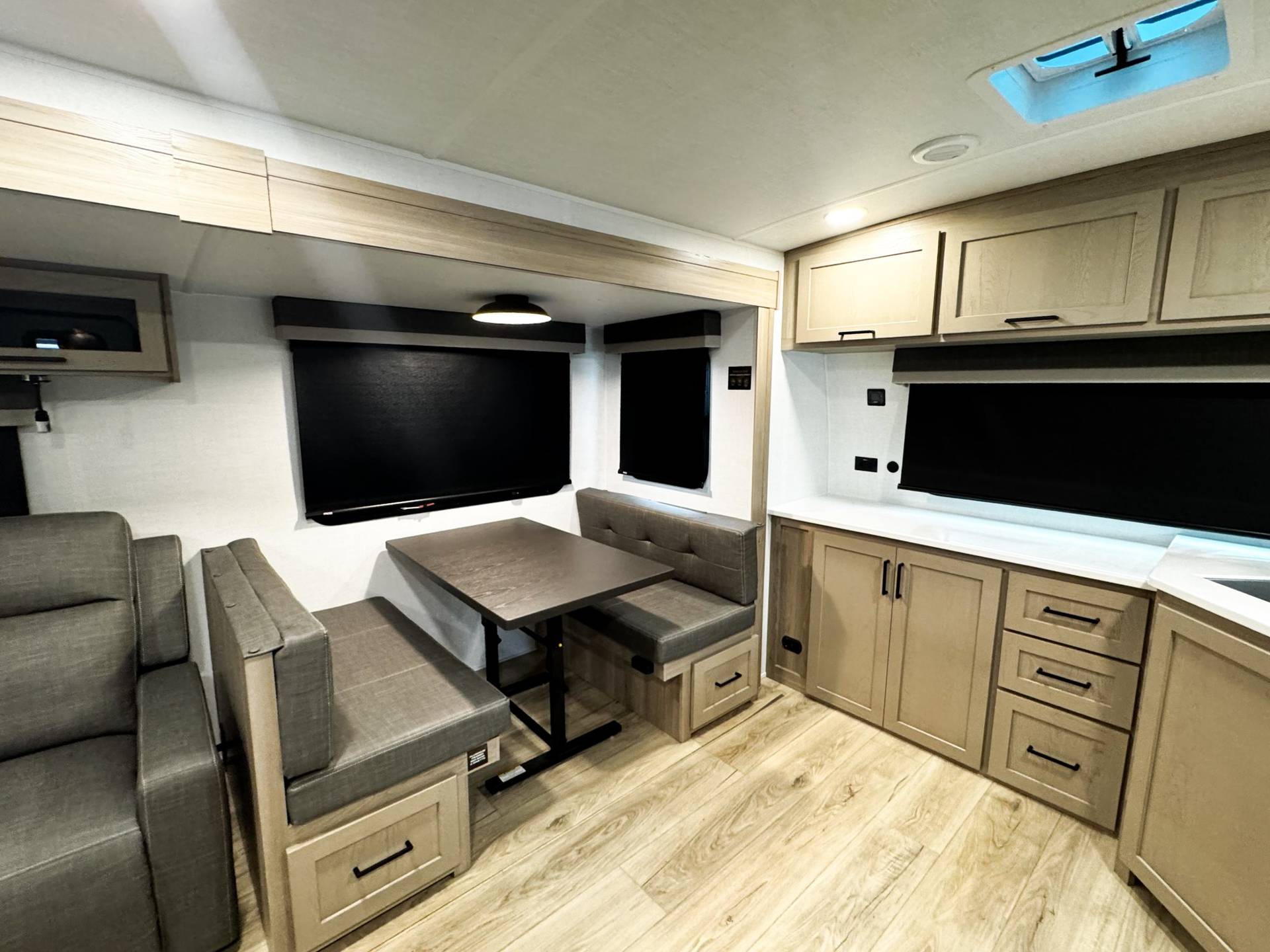 2026 Forest River 2026 Forest River Rockwood Ultra Lite - thumbnail 5