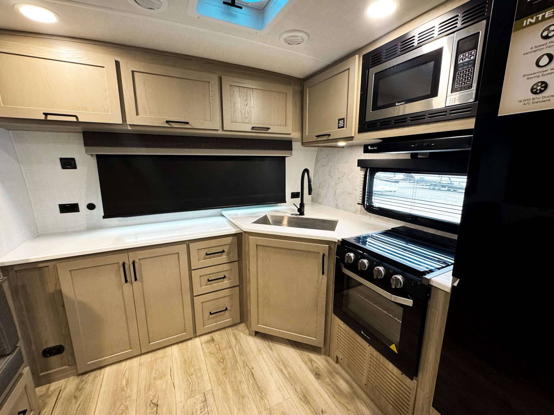 2026 Forest River 2026 Forest River Rockwood Ultra Lite - thumbnail 6