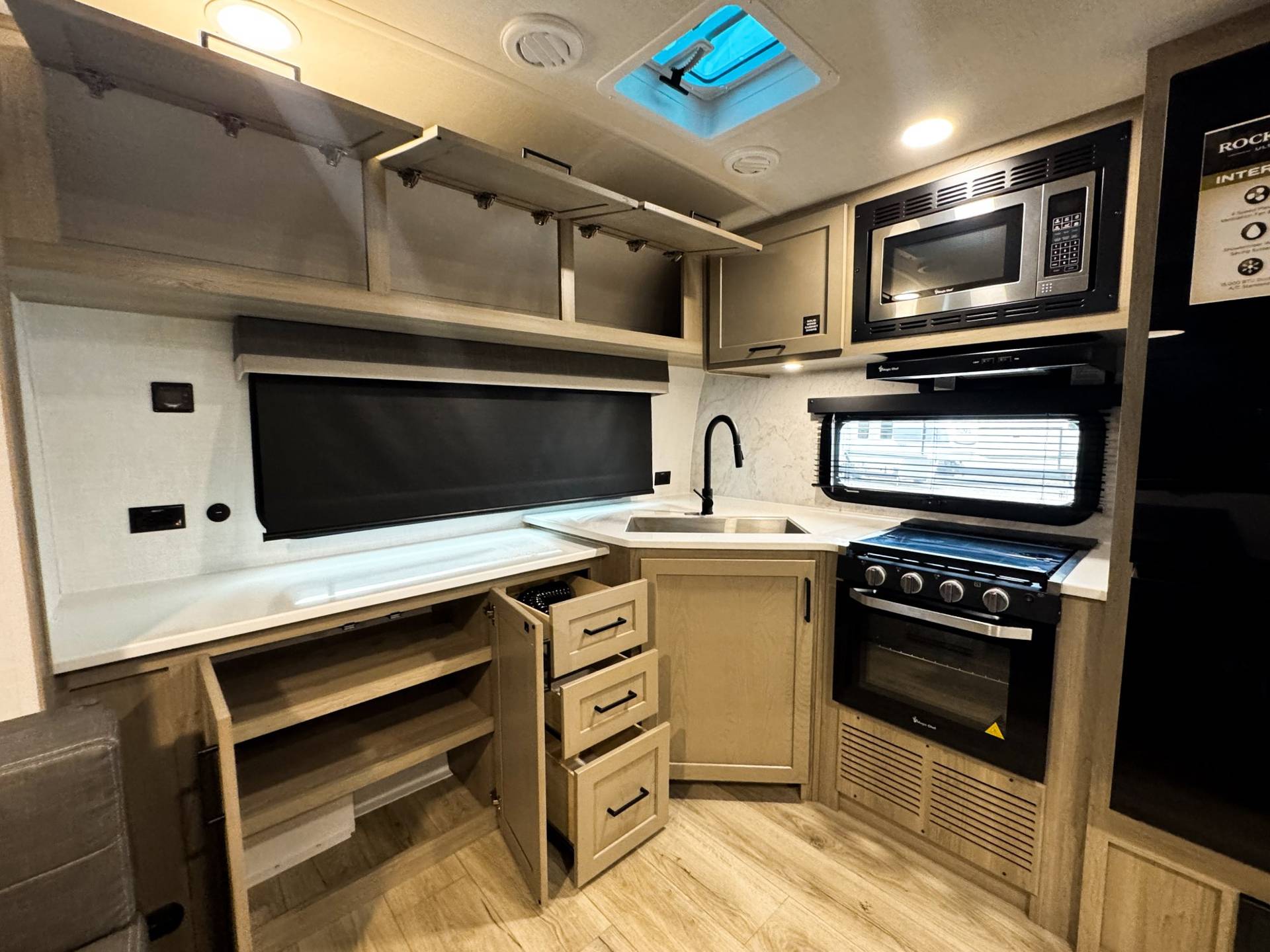 2026 Forest River 2026 Forest River Rockwood Ultra Lite - thumbnail 8