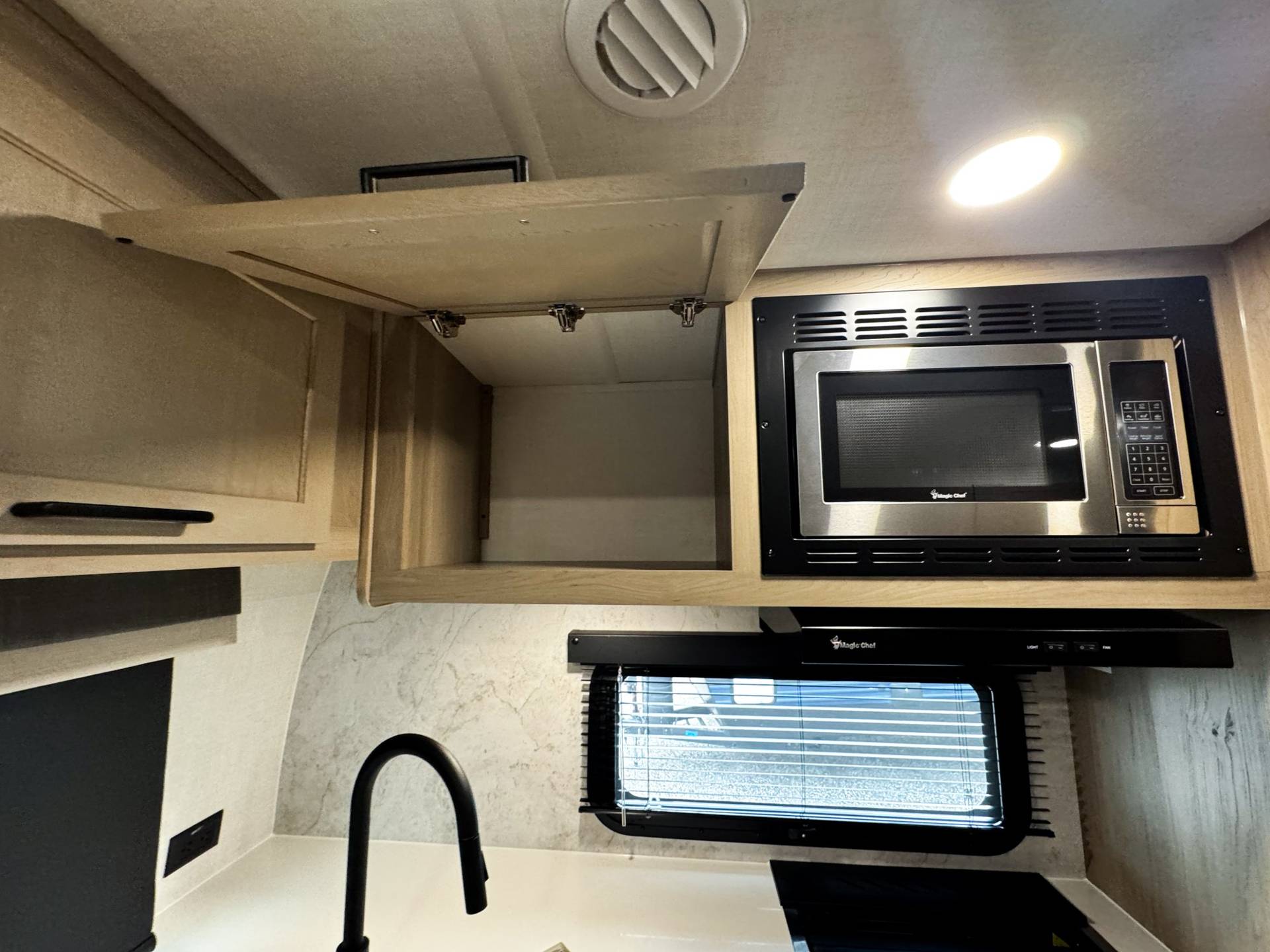 2026 Forest River 2026 Forest River Rockwood Ultra Lite - thumbnail 10