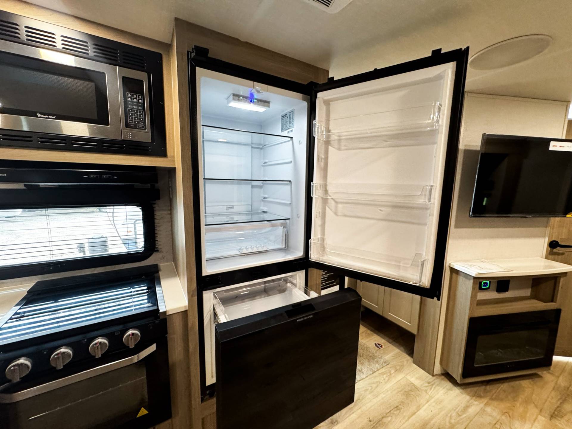 2026 Forest River 2026 Forest River Rockwood Ultra Lite - thumbnail 12