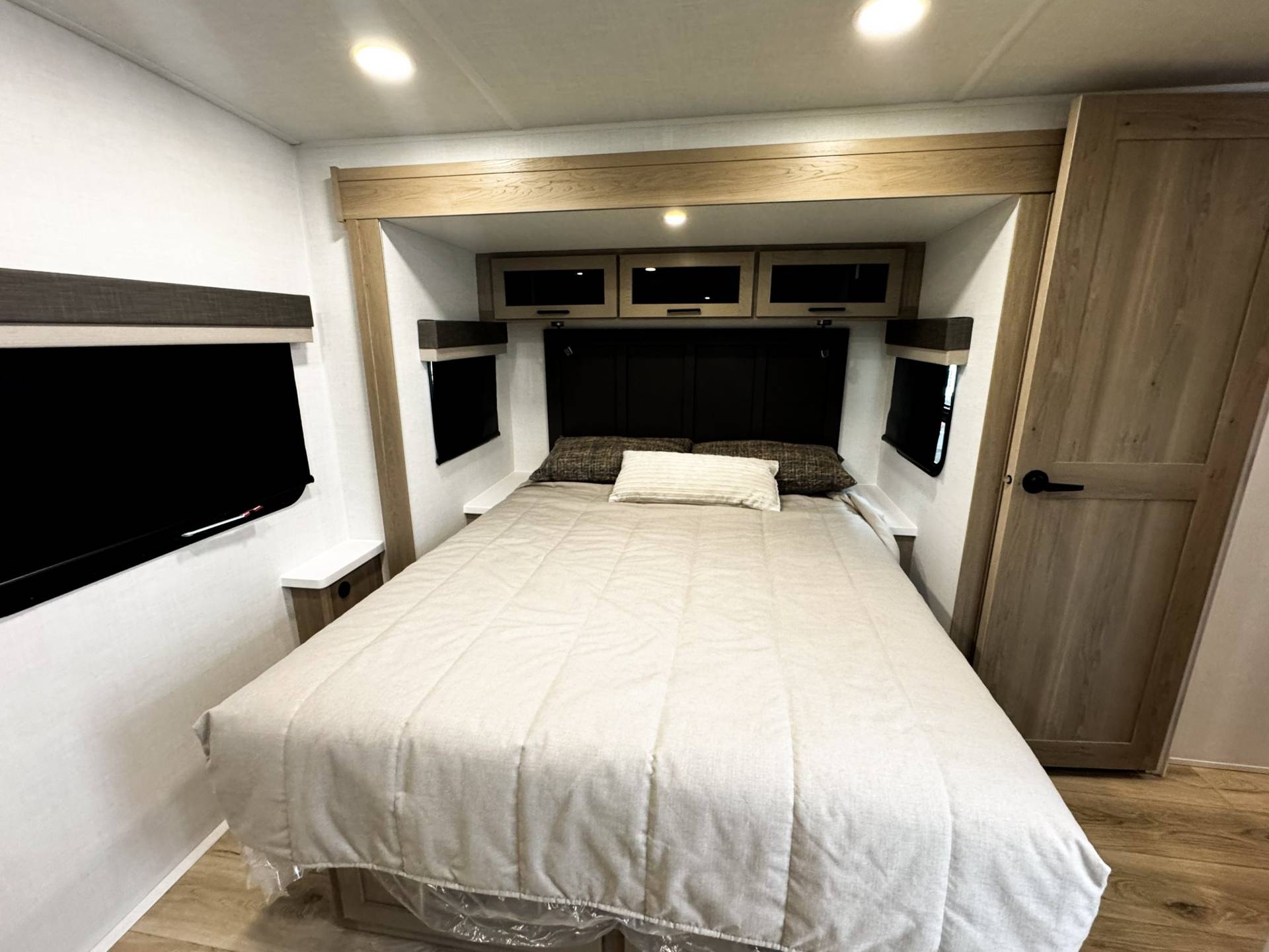 2026 Forest River 2026 Forest River Rockwood Ultra Lite - thumbnail 32