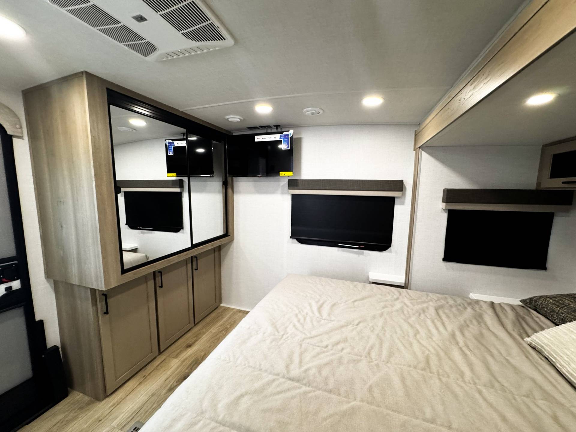 2026 Forest River 2026 Forest River Rockwood Ultra Lite - thumbnail 34