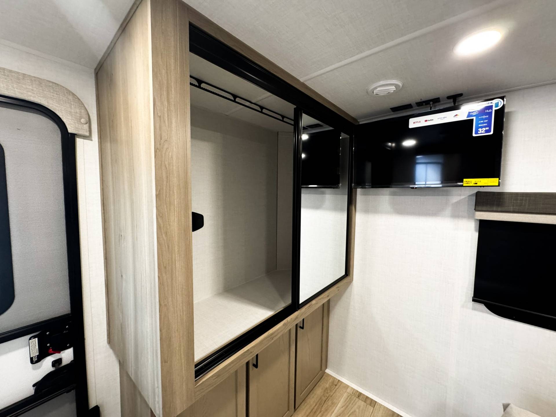 2026 Forest River 2026 Forest River Rockwood Ultra Lite - thumbnail 36