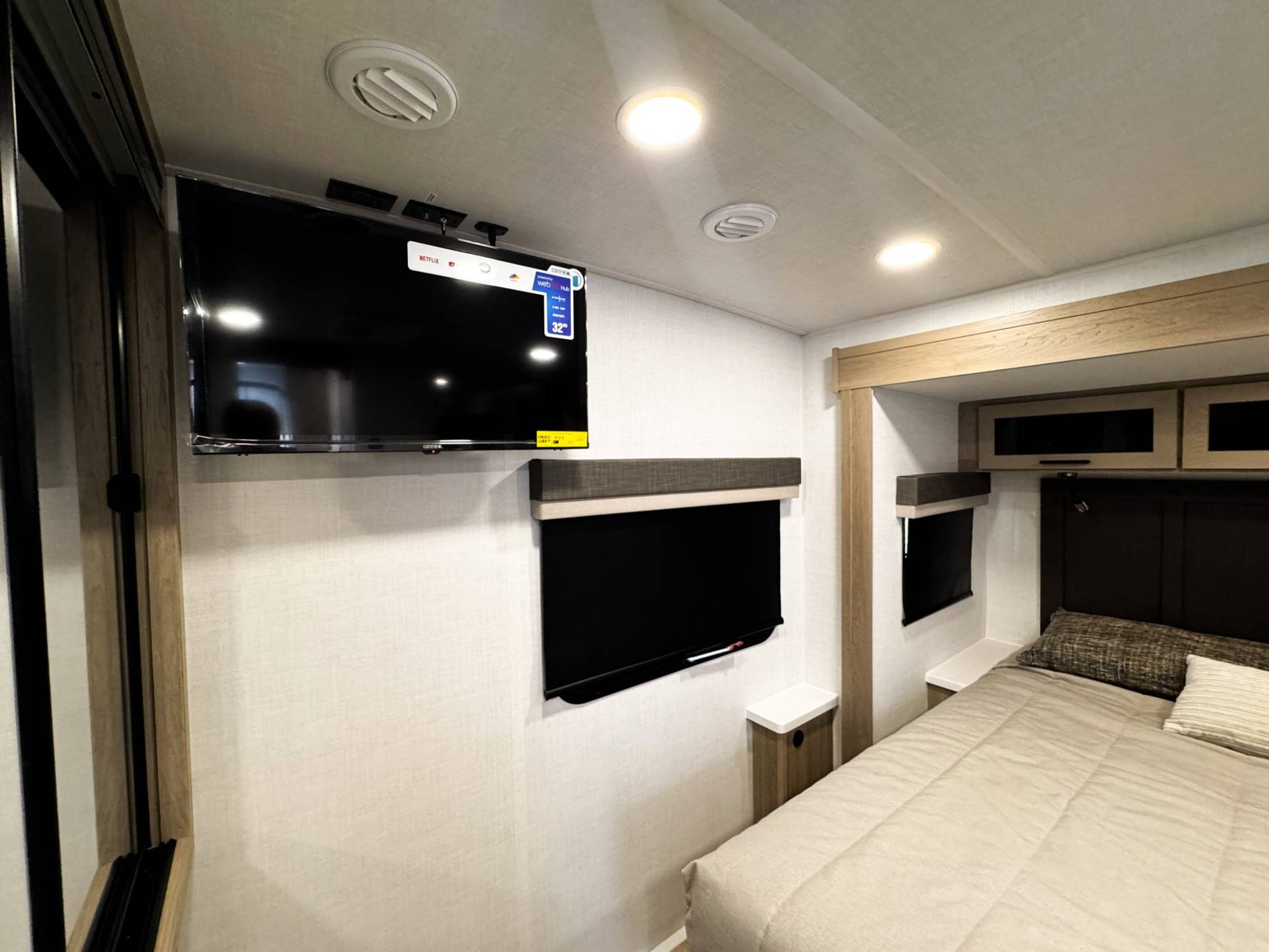 2026 Forest River 2026 Forest River Rockwood Ultra Lite - thumbnail 37