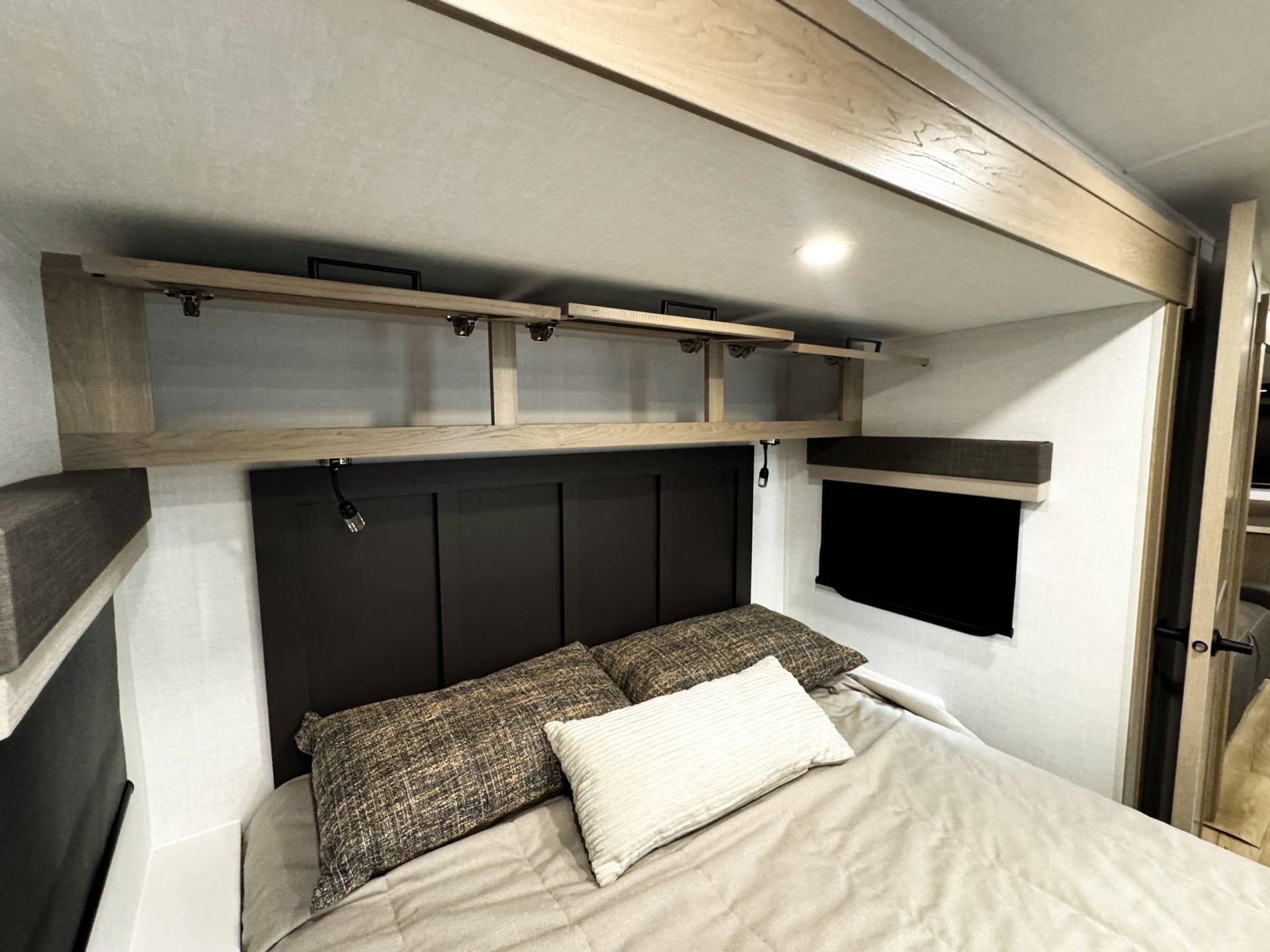 2026 Forest River 2026 Forest River Rockwood Ultra Lite - thumbnail 39