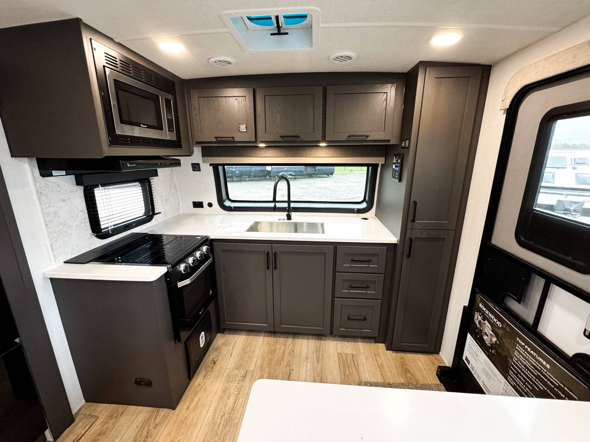 2026 Forest River 2026 Forest River Rockwood Ultra Lite - thumbnail 8