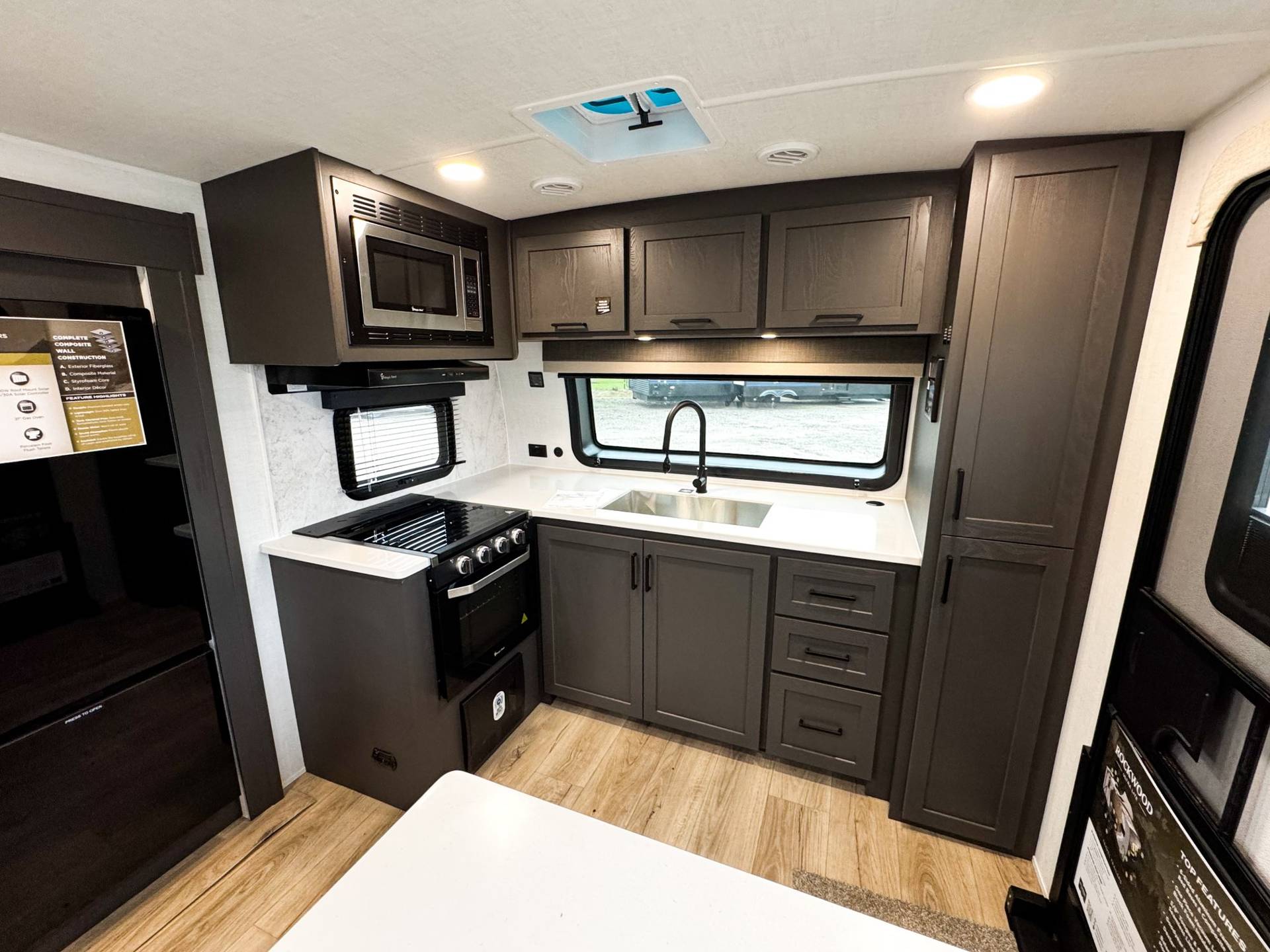 2026 Forest River 2026 Forest River Rockwood Ultra Lite - thumbnail 9