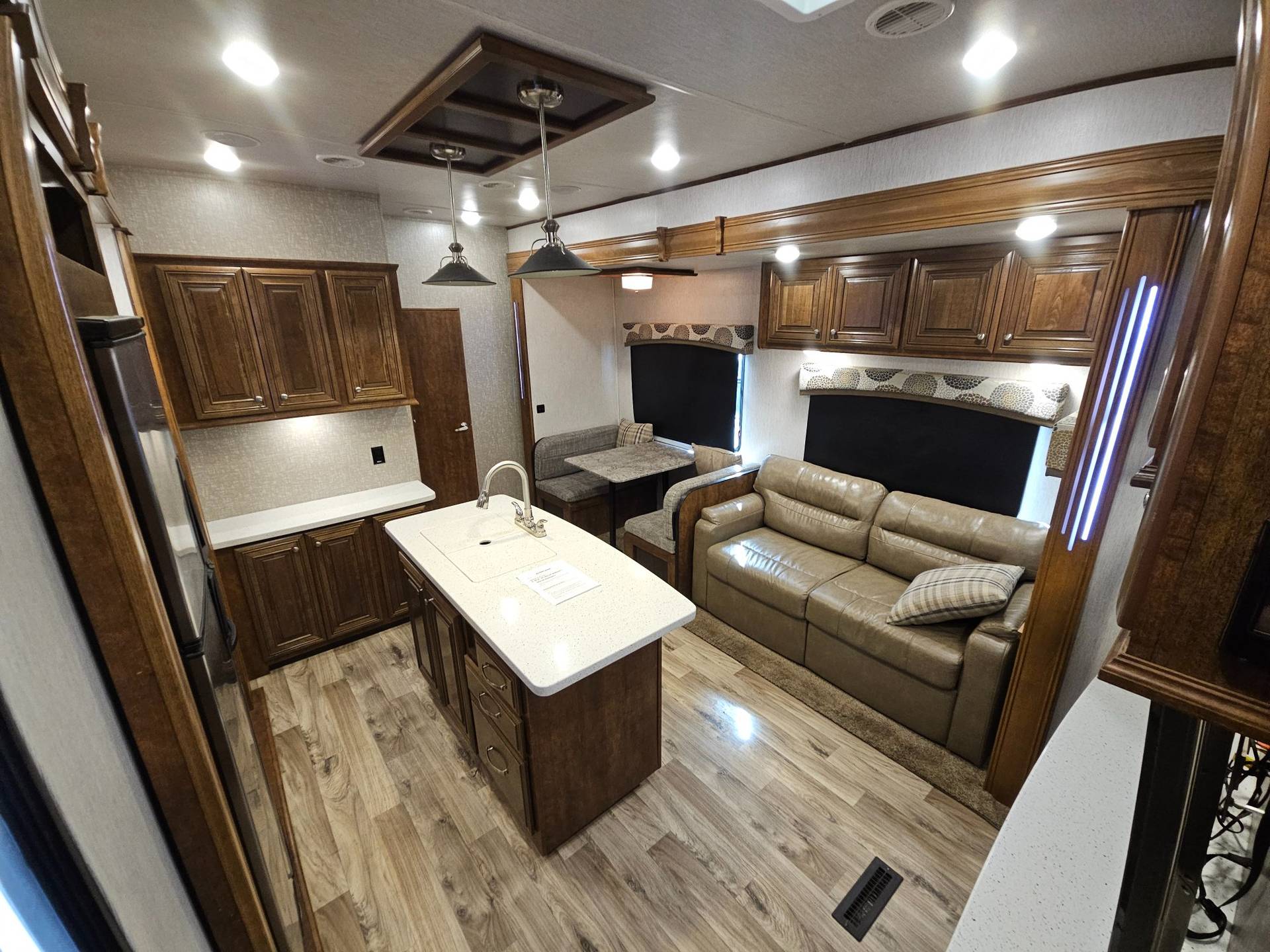 2019 Heartland 2019 Heartland Bighorn - thumbnail 5