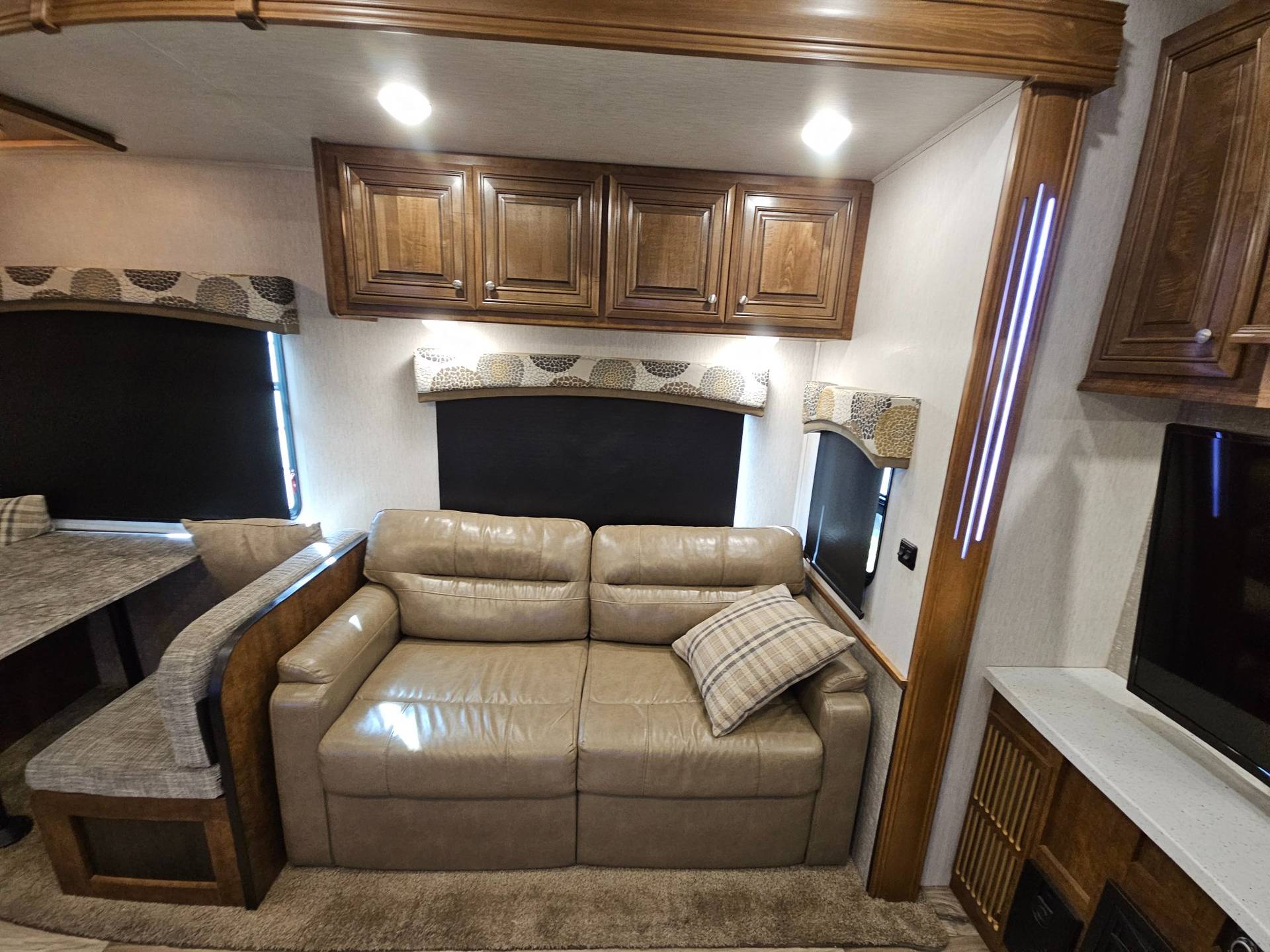 2019 Heartland 2019 Heartland Bighorn - thumbnail 17