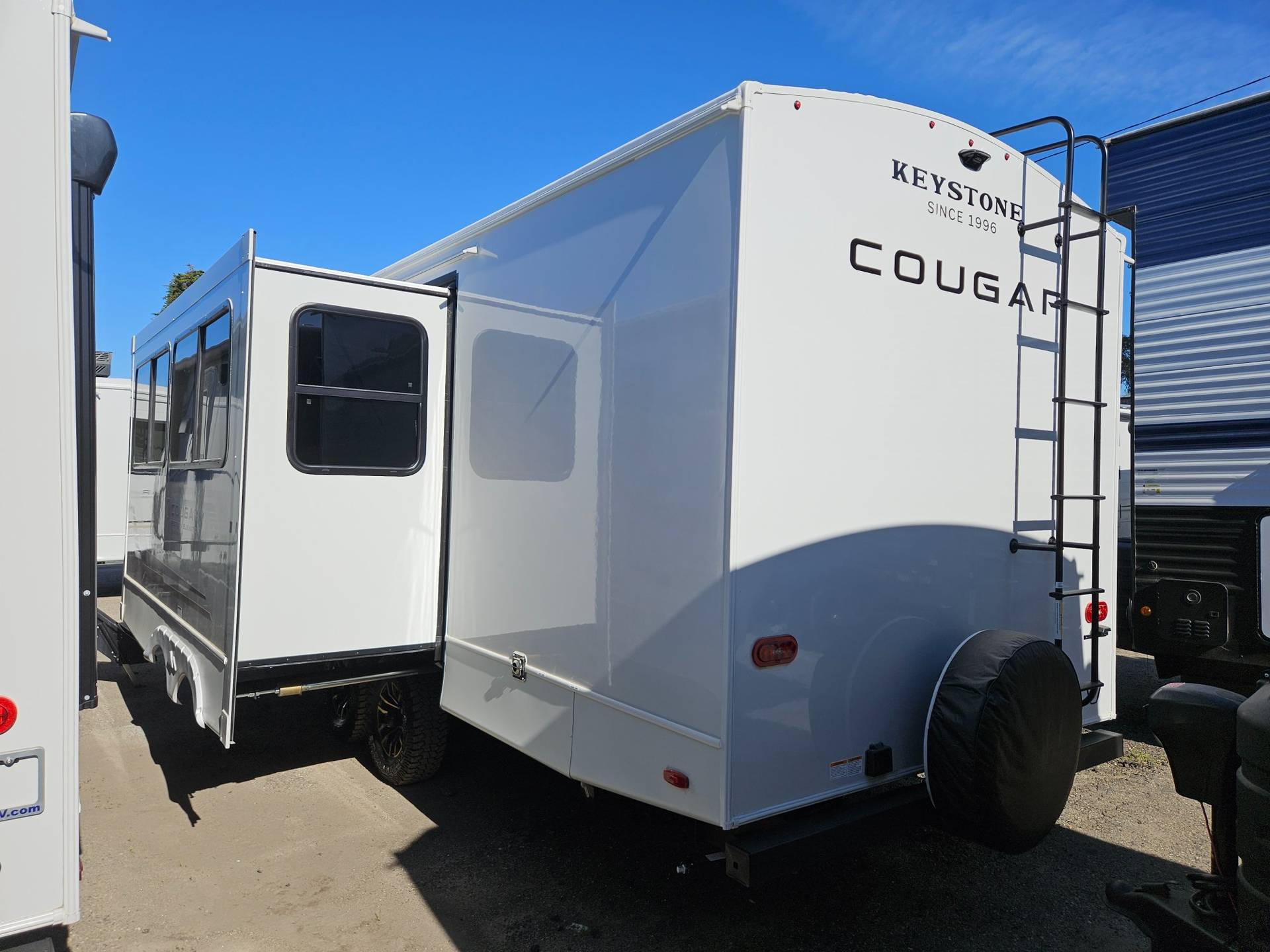 2026 Keystone RV 2026 Keystone RV Cougar Half-Ton - thumbnail 4