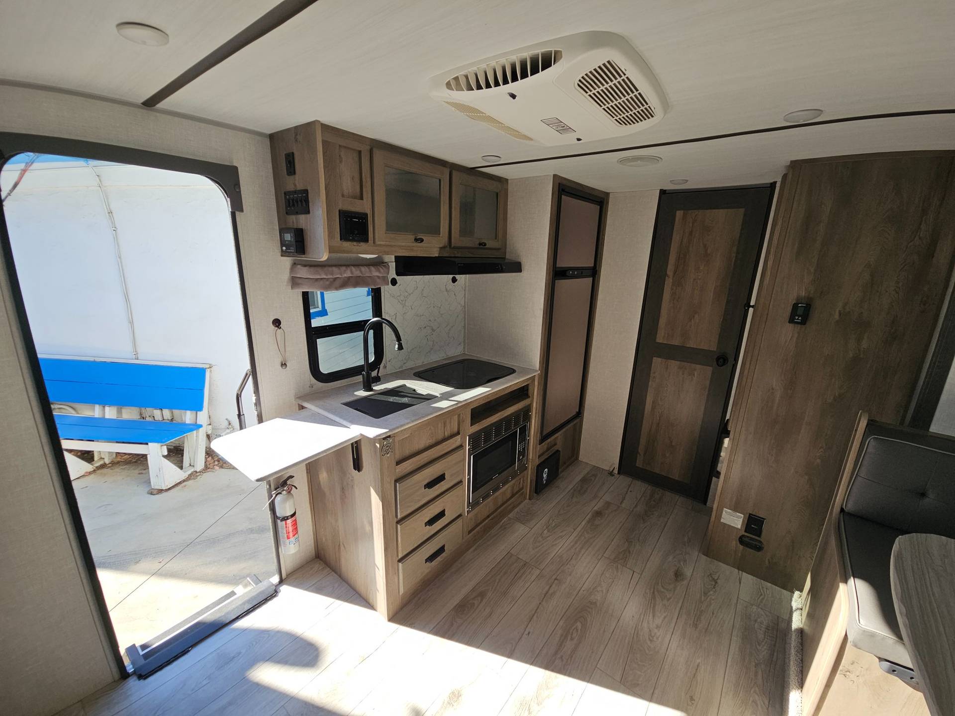 2022 Forest River RV 2022 Forest River RV Surveyor Legend - thumbnail 6