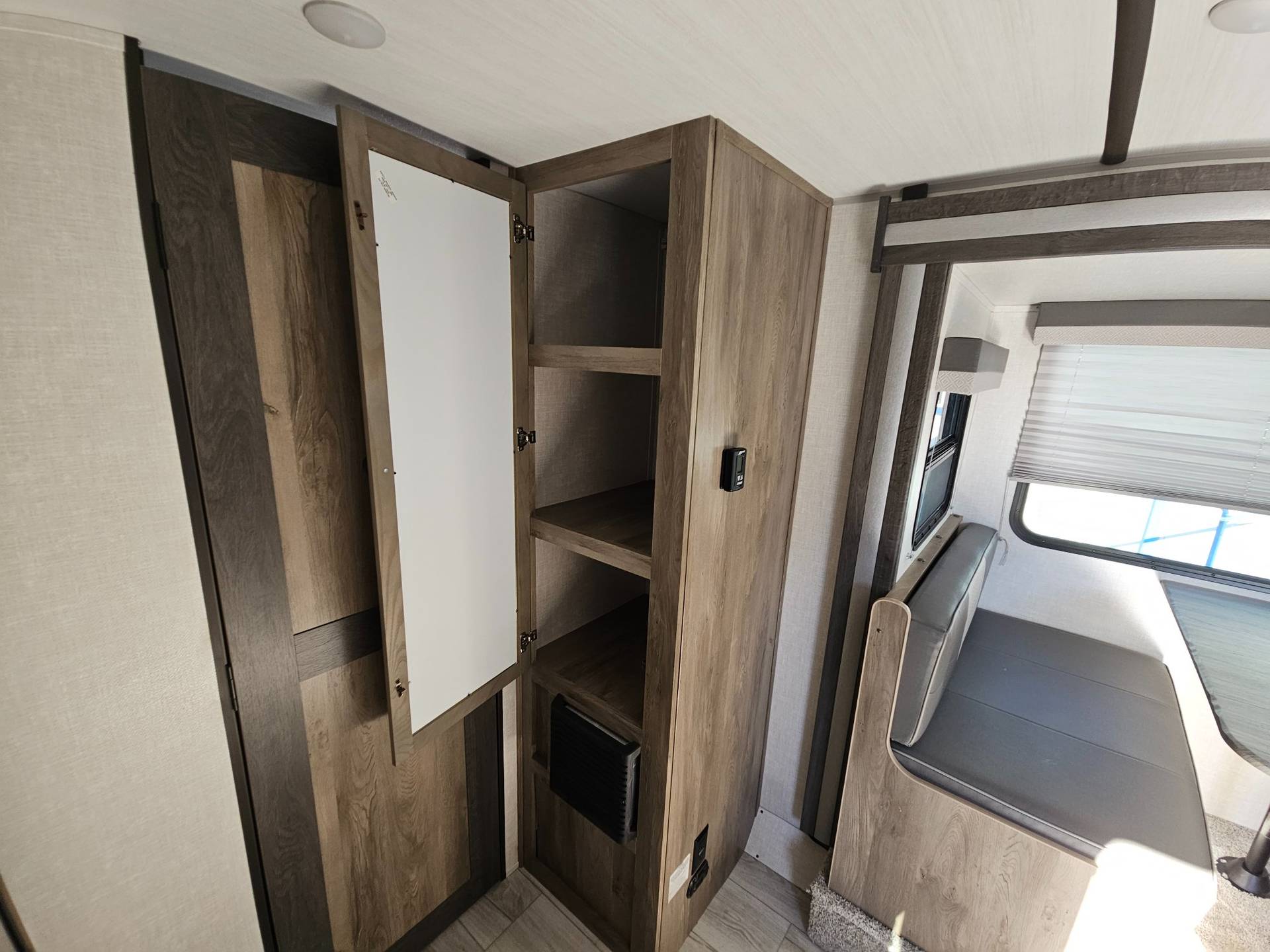 2022 Forest River RV 2022 Forest River RV Surveyor Legend - thumbnail 9