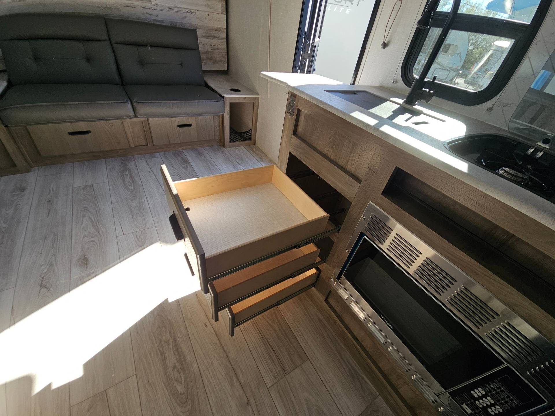 2022 Forest River RV 2022 Forest River RV Surveyor Legend - thumbnail 16