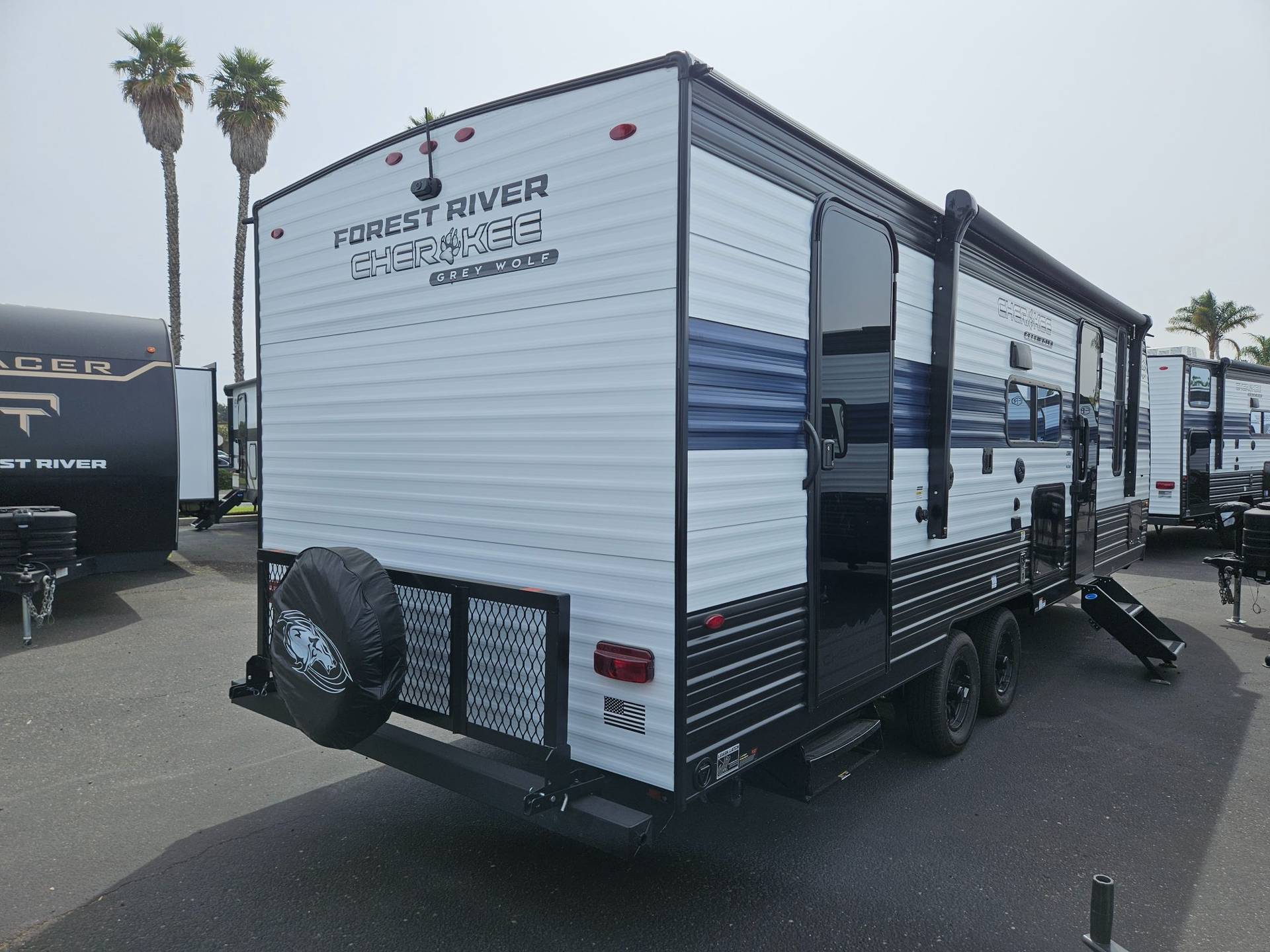 2026 Forest River RV 2026 Forest River RV Cherokee Grey Wolf - thumbnail 3